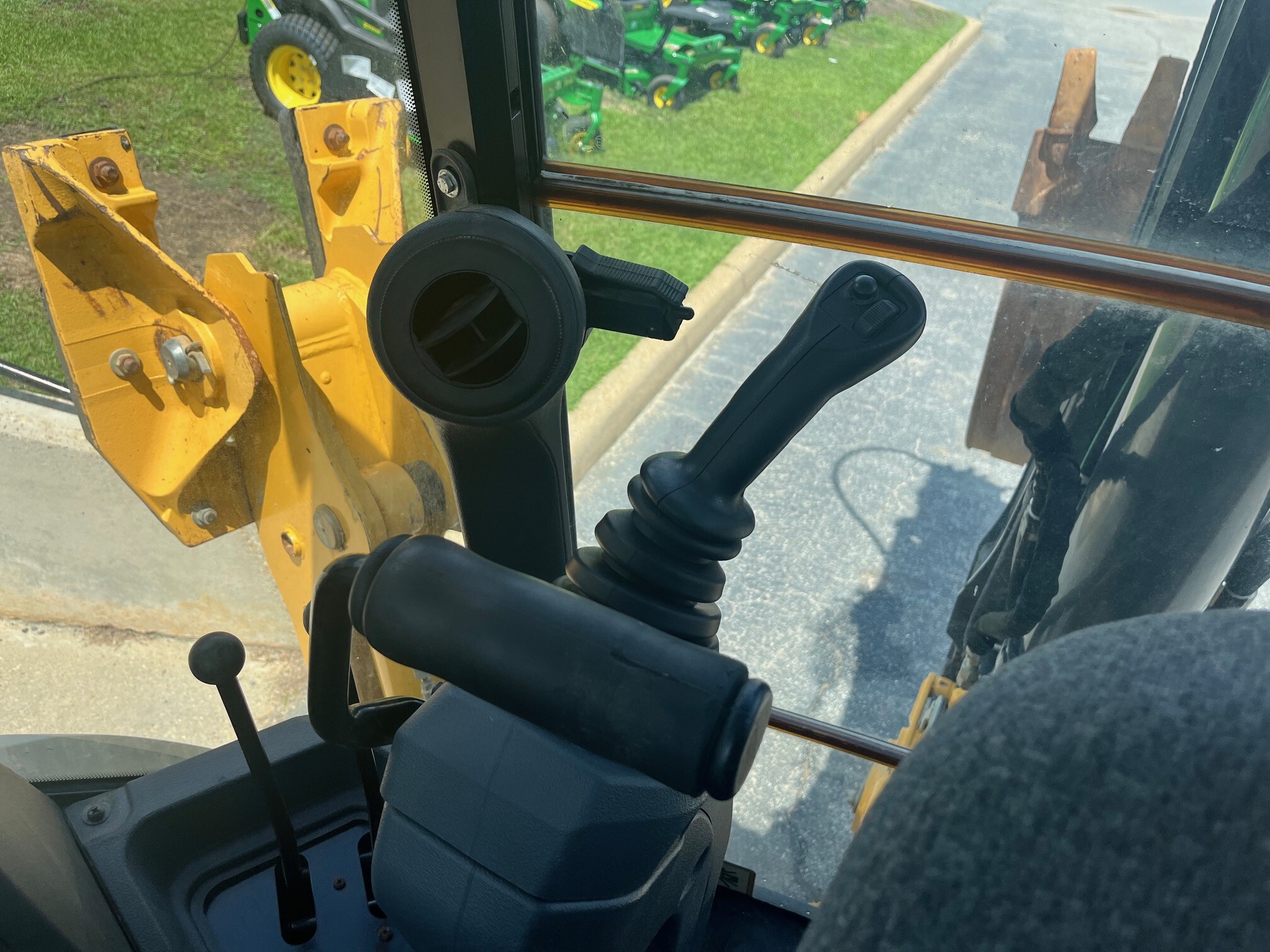 2020 John Deere 410L Image 7