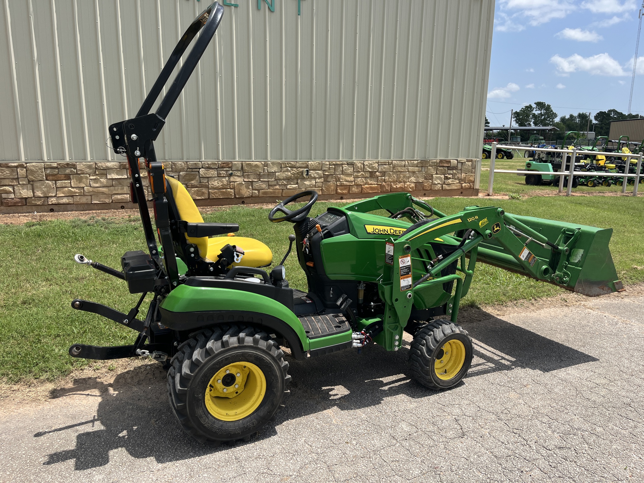 2019 John Deere 1025R Image 10