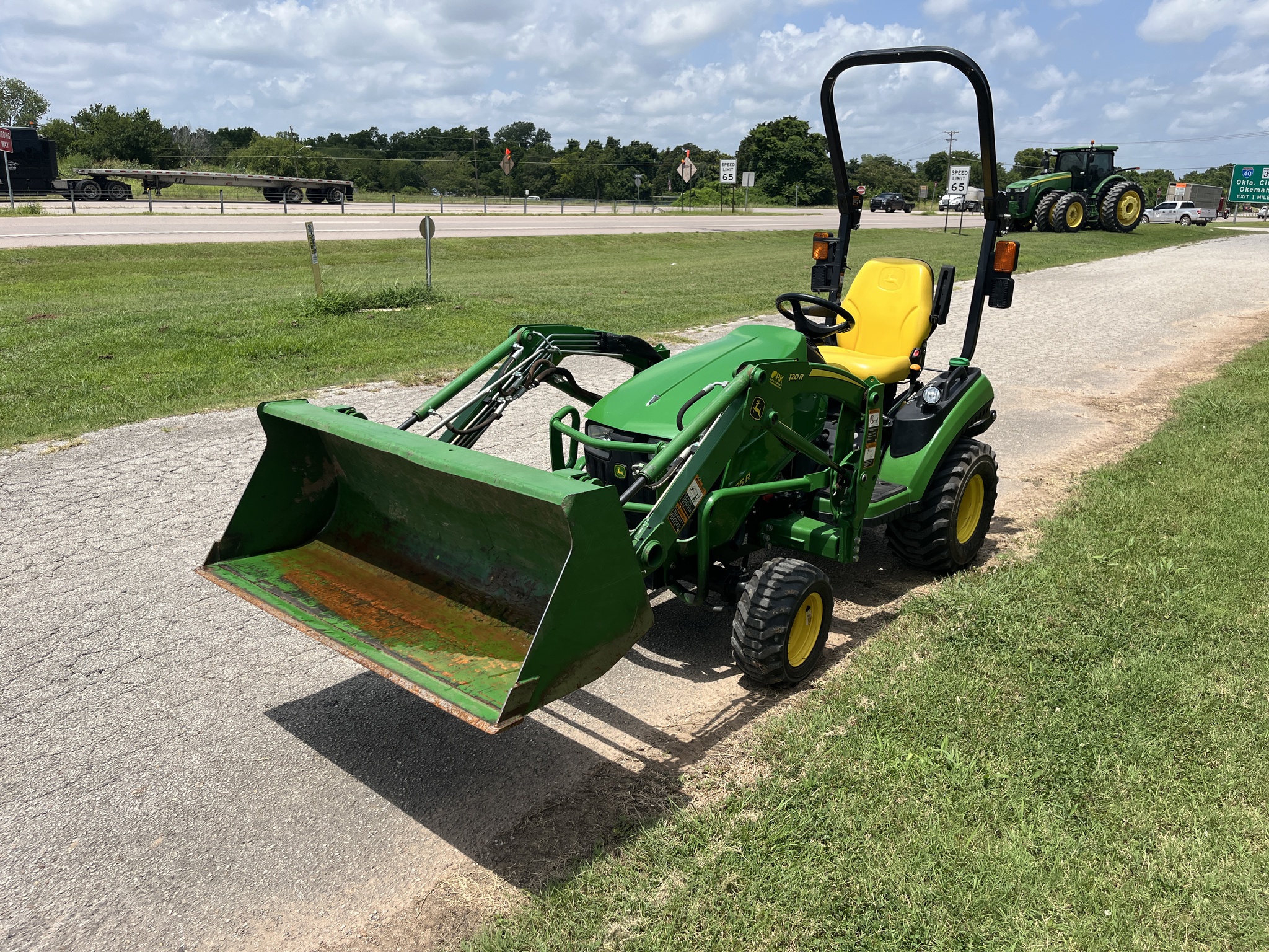 2019 John Deere 1025R Image 5
