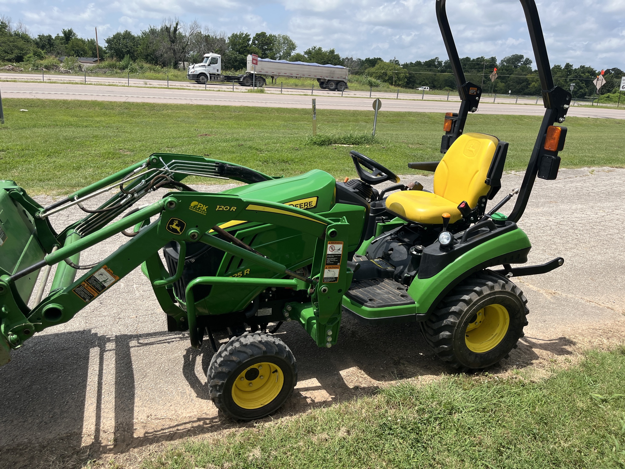 2019 John Deere 1025R Image 6