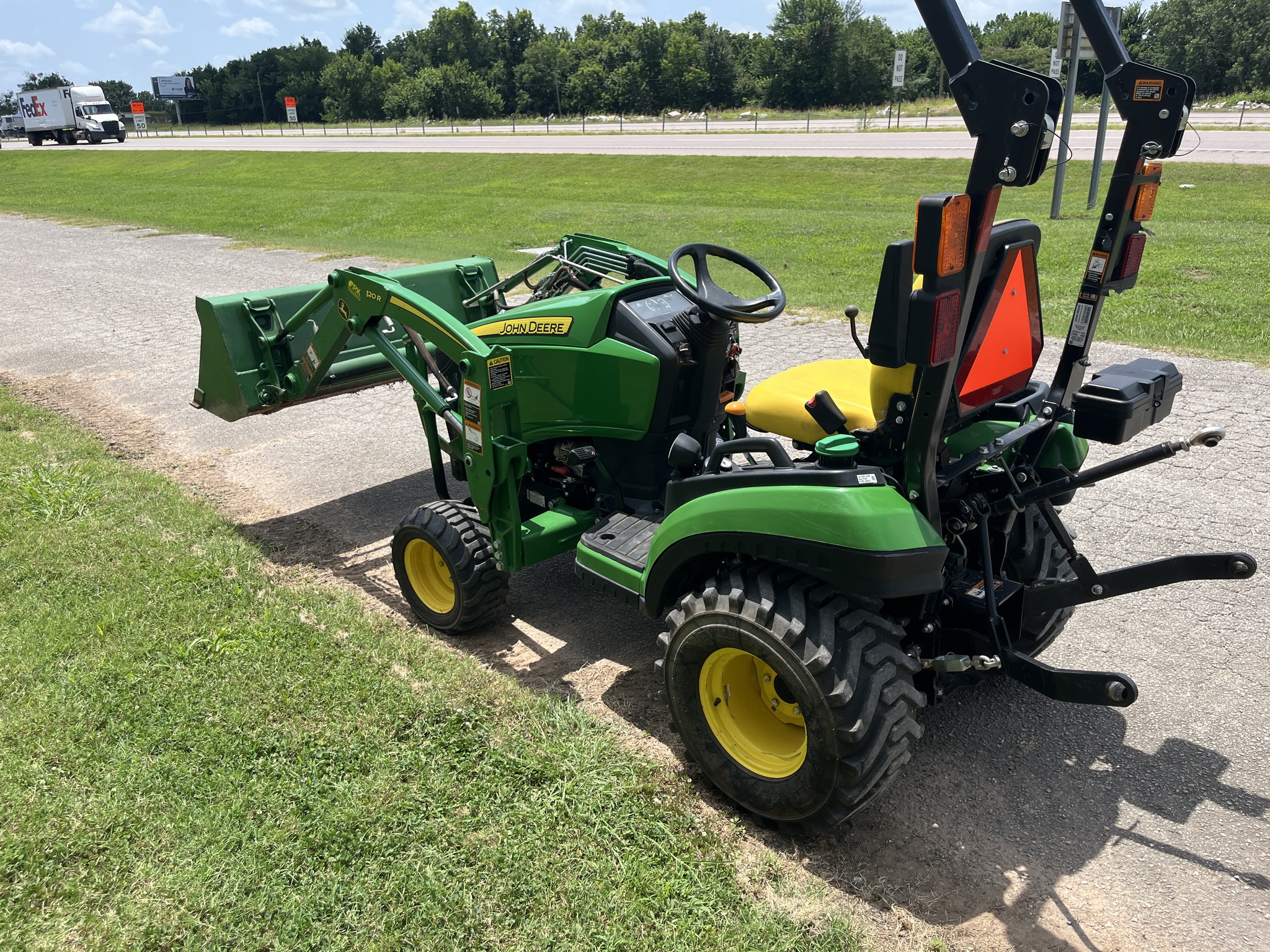 2019 John Deere 1025R Image 7
