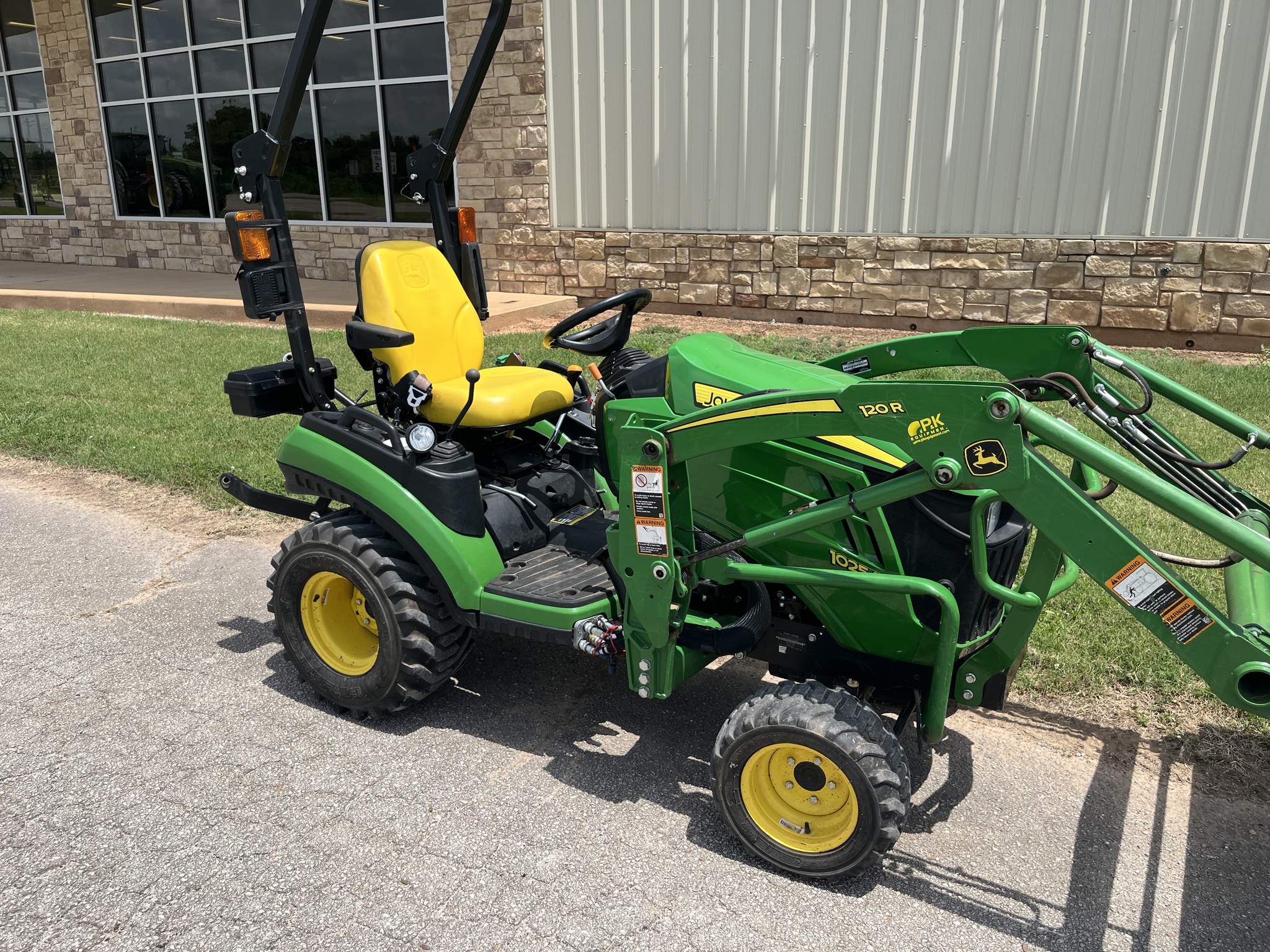 2019 John Deere 1025R Image 2