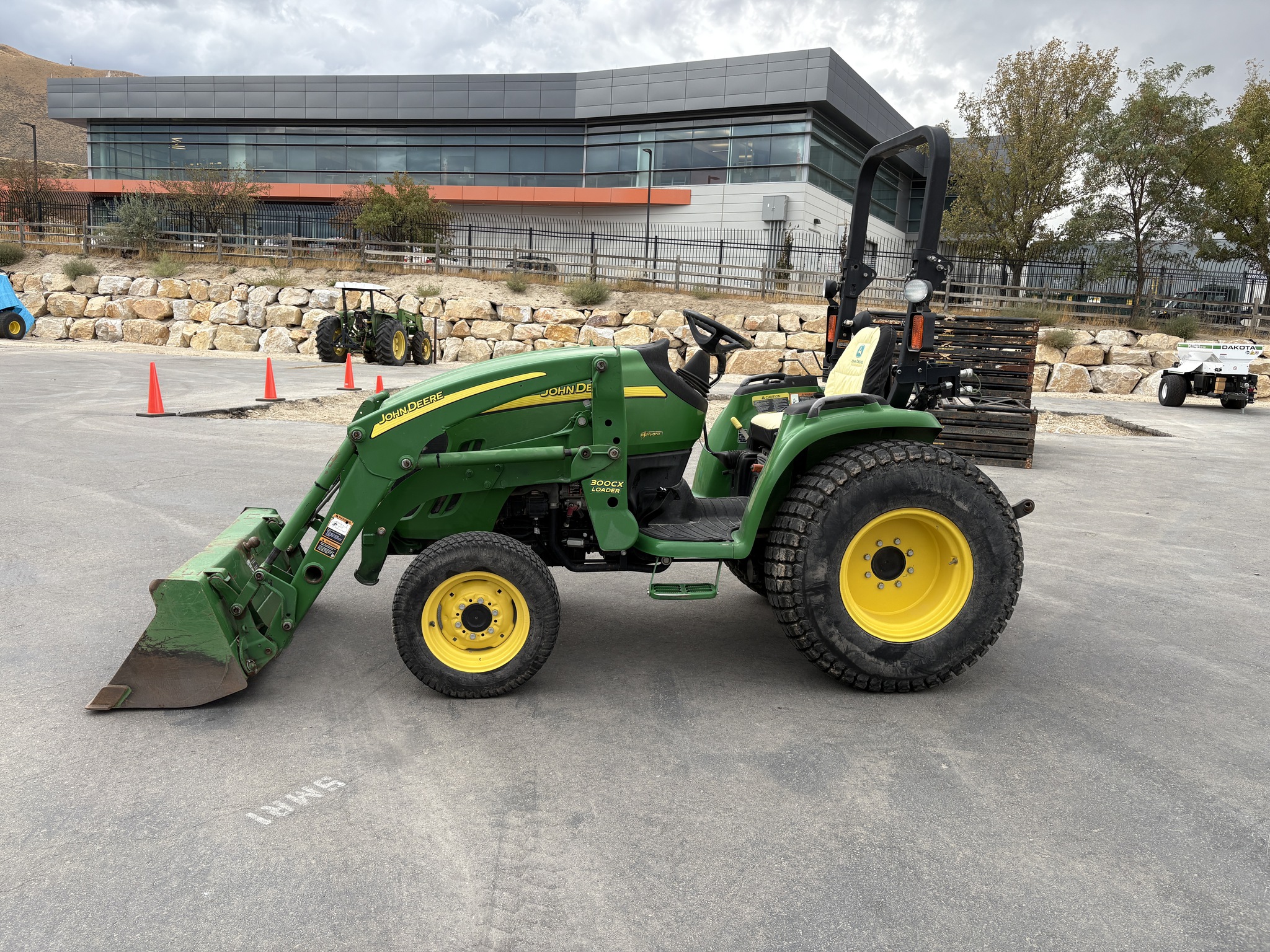2013 John Deere 3720 Image 2