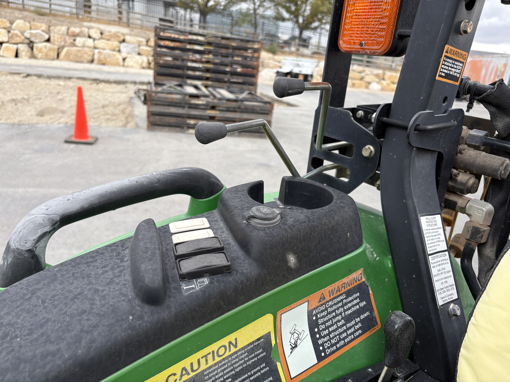 2013 John Deere 3720 Image 32