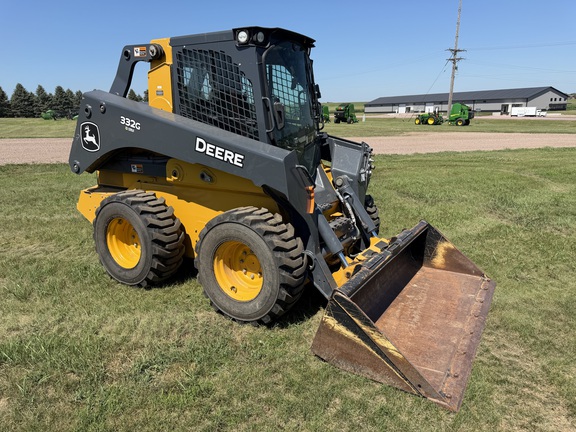  John Deere 332G