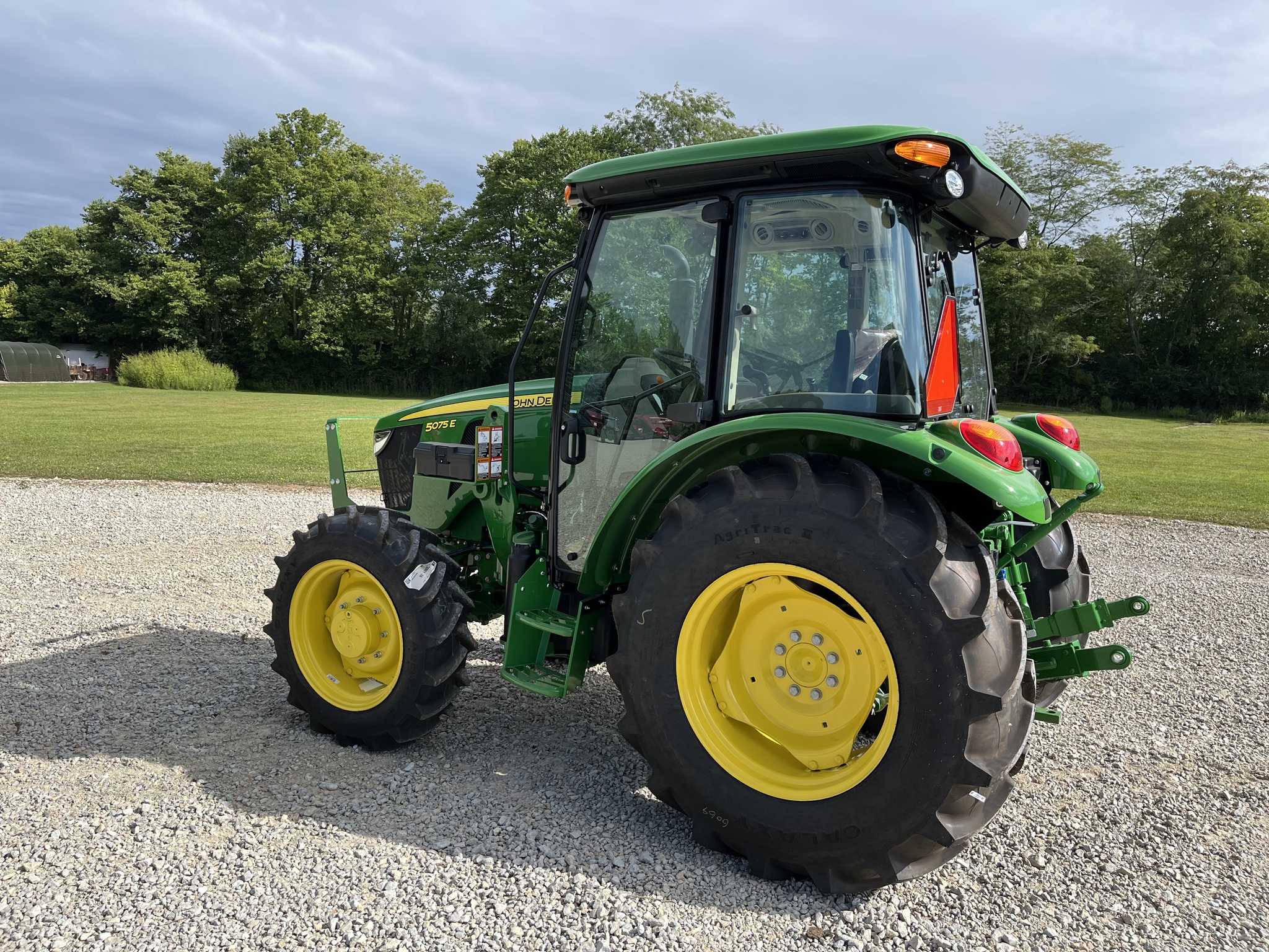 2025 John Deere 5075E Image 2