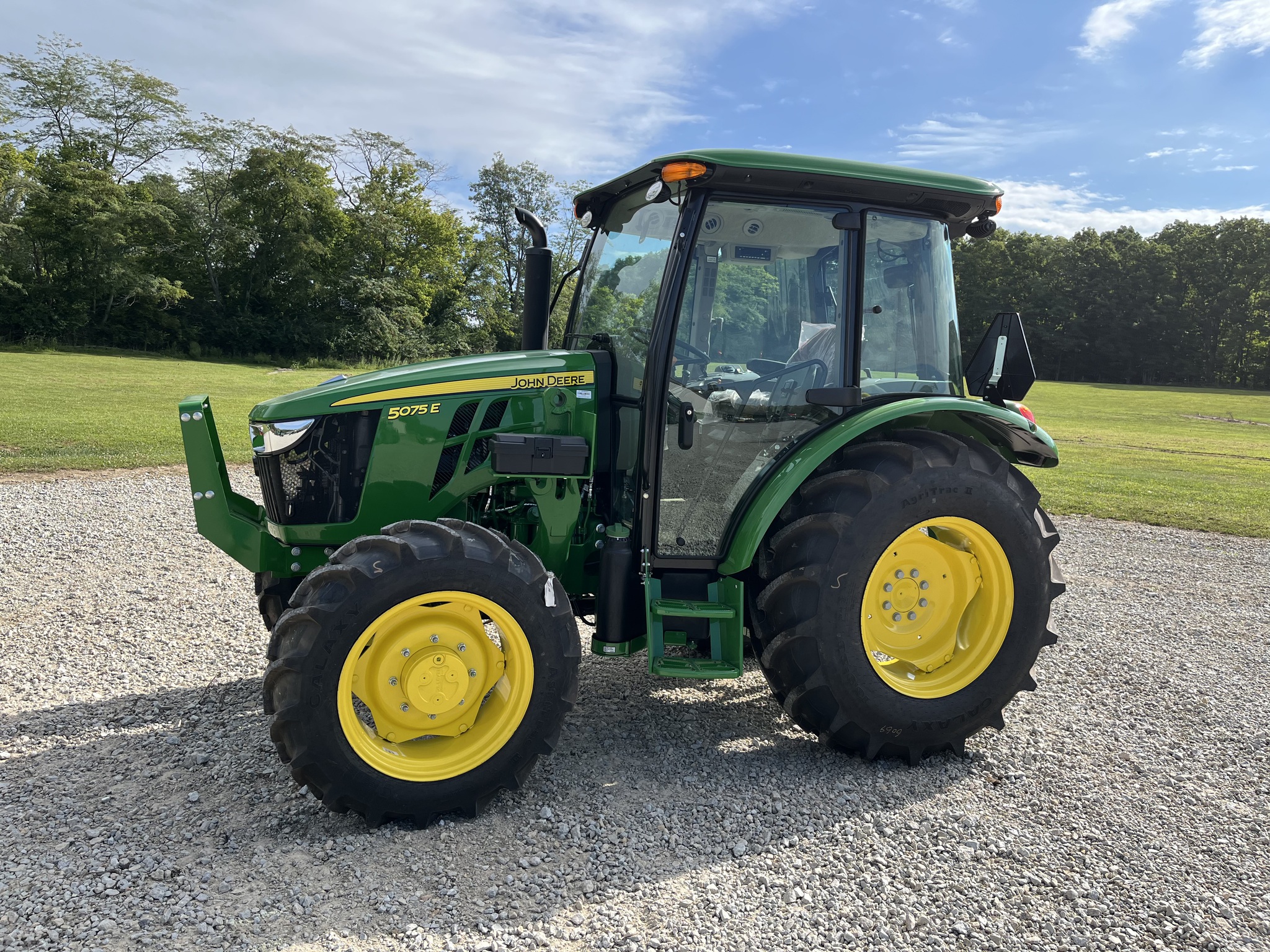 2025 John Deere 5075E Image 1