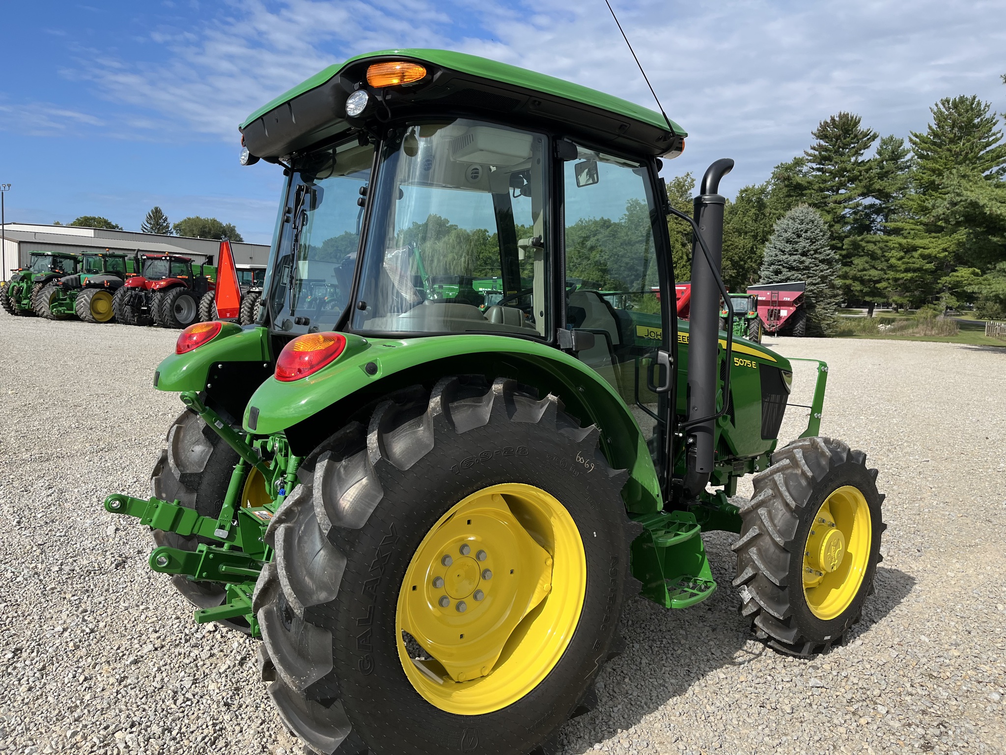 2025 John Deere 5075E Image 4