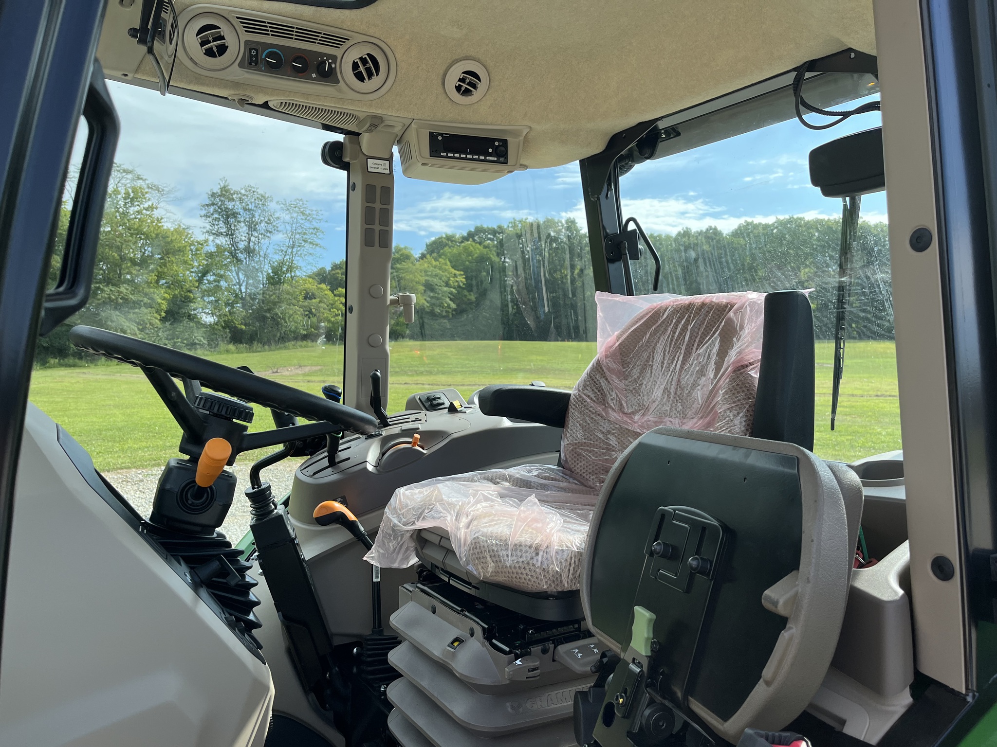 2025 John Deere 5075E Image 7