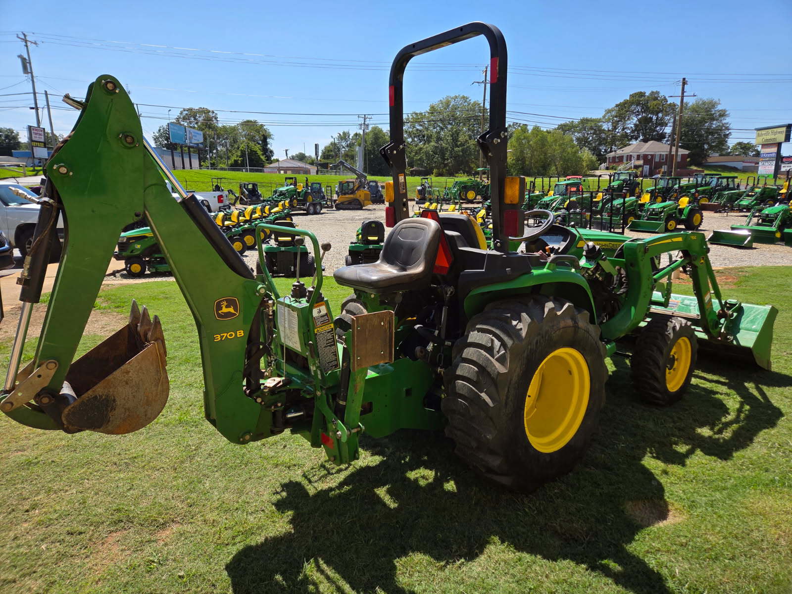 2020 John Deere 3038E Image 3