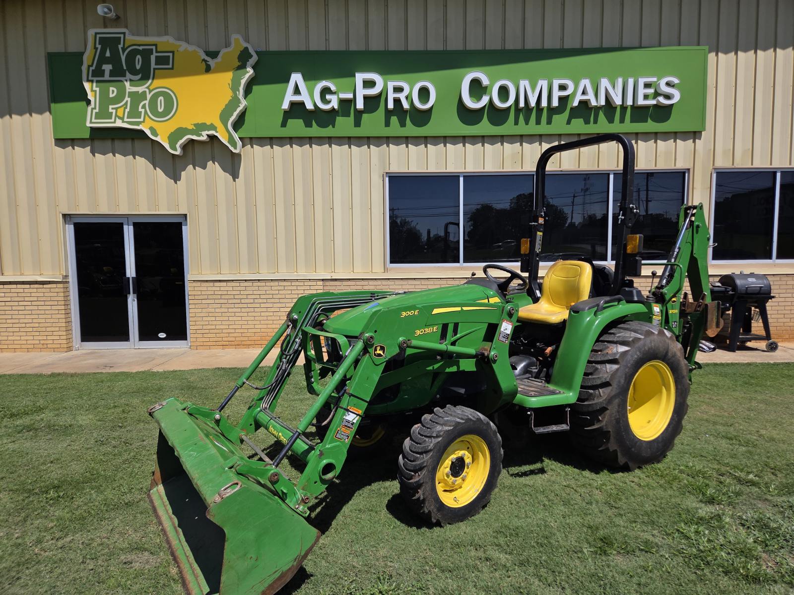 2020 John Deere 3038E Image 2