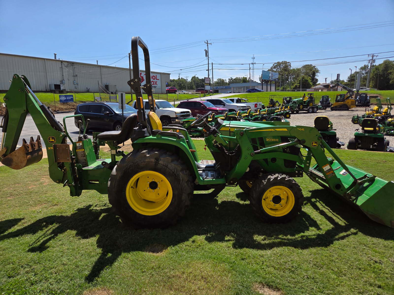2020 John Deere 3038E Image 4