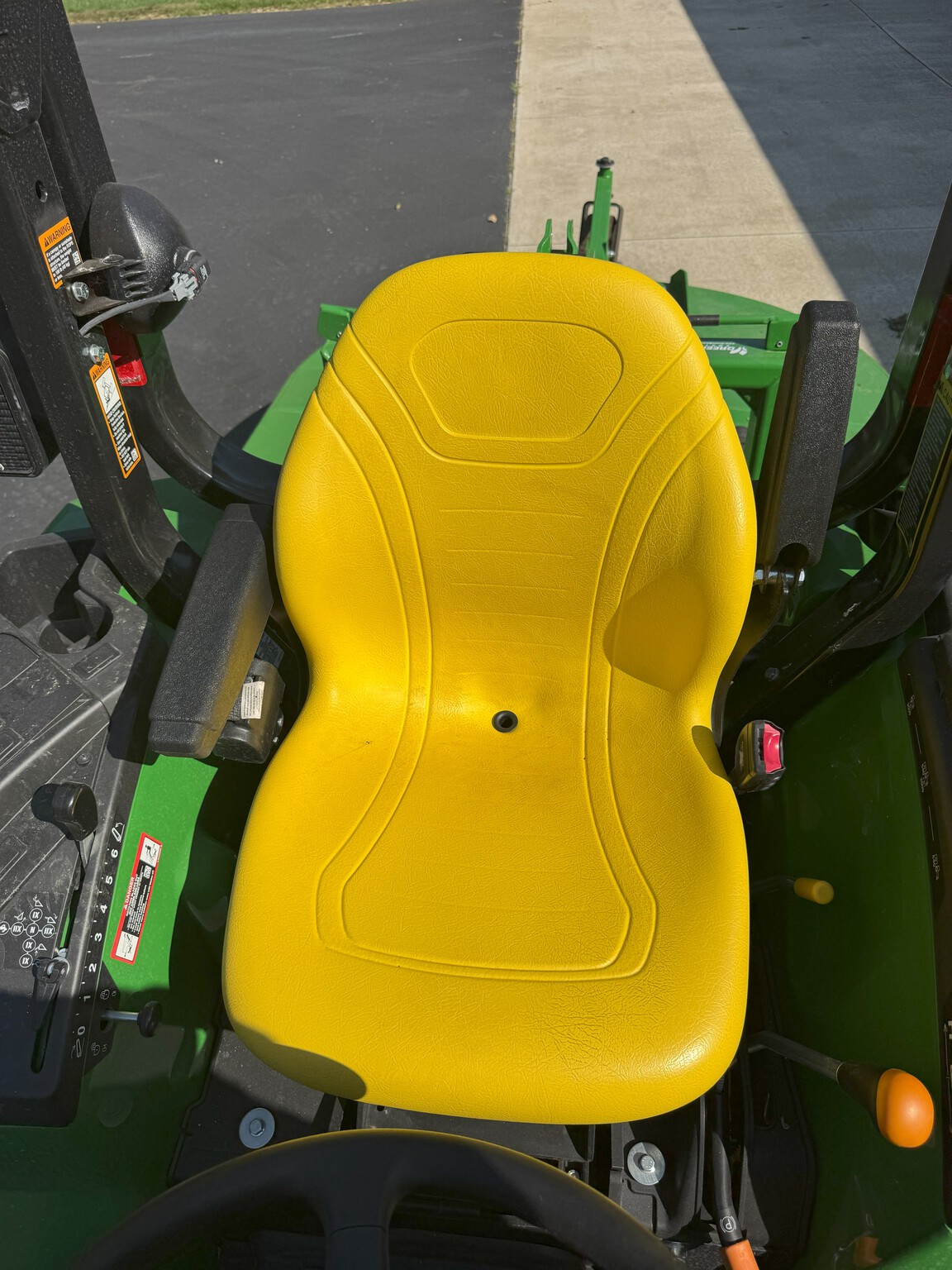 2022 John Deere 2038R Image 8