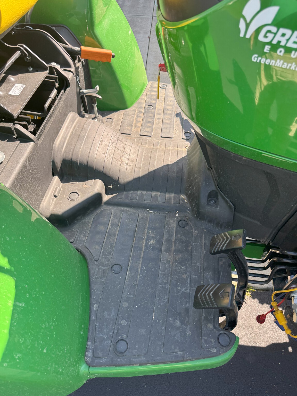 2022 John Deere 2038R Image 12
