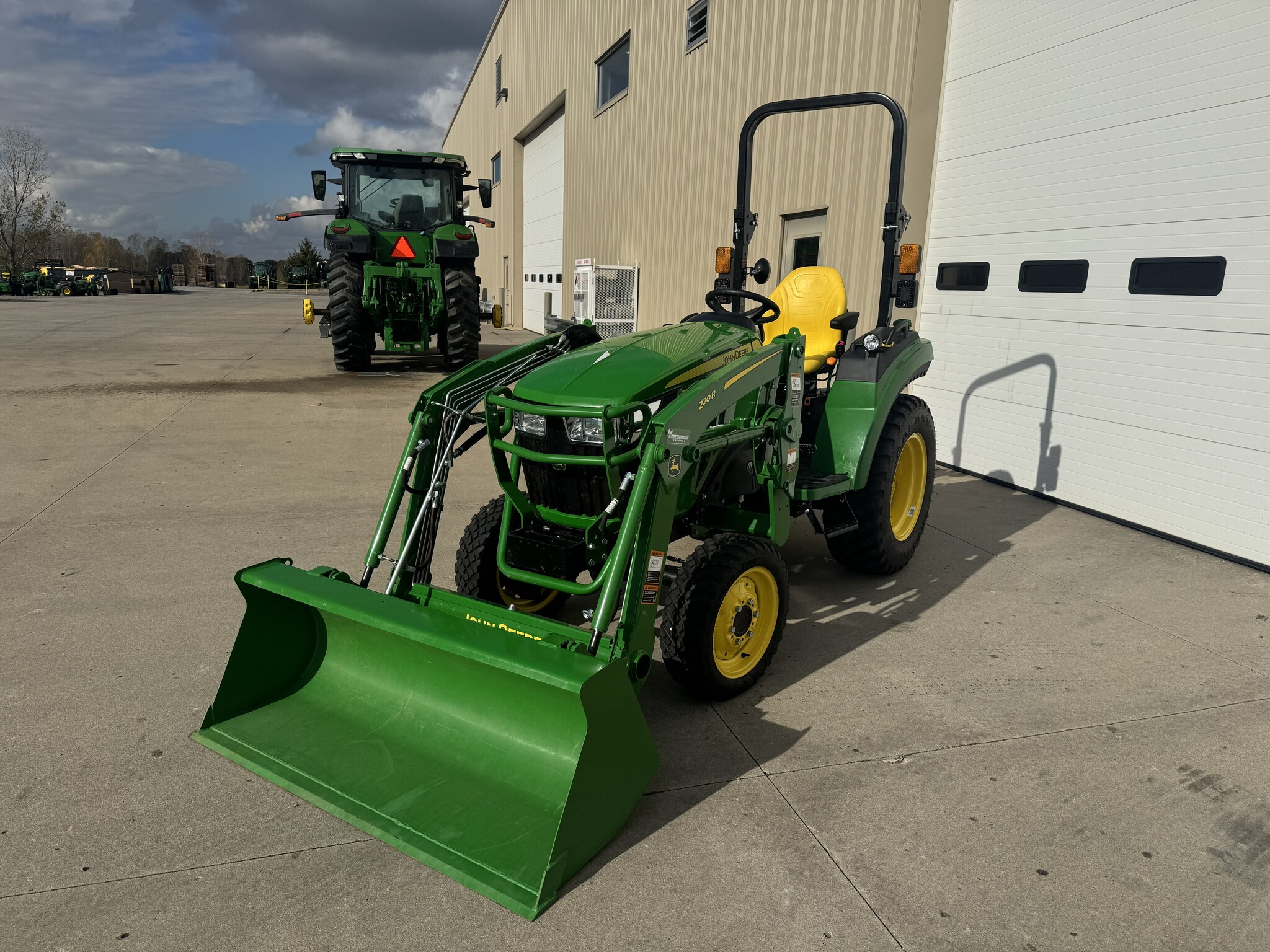 2022 John Deere 2038R Image 7
