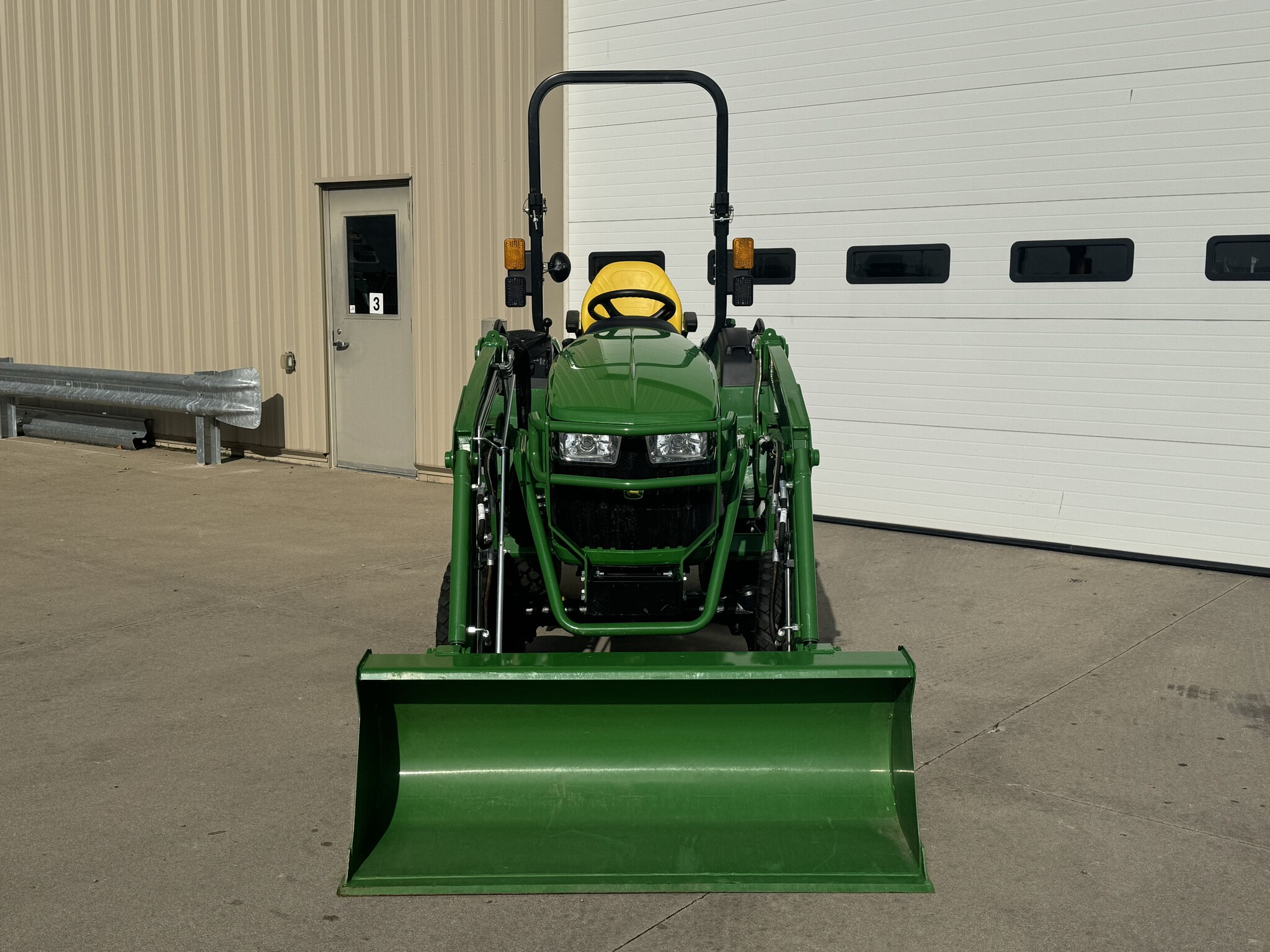 2022 John Deere 2038R Image 8