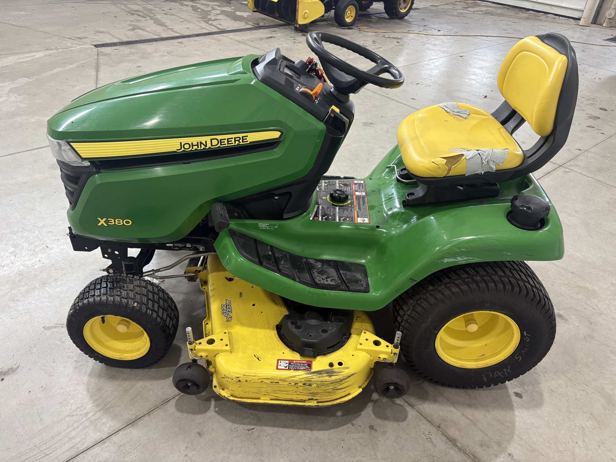 2017 John Deere X380 Image 6