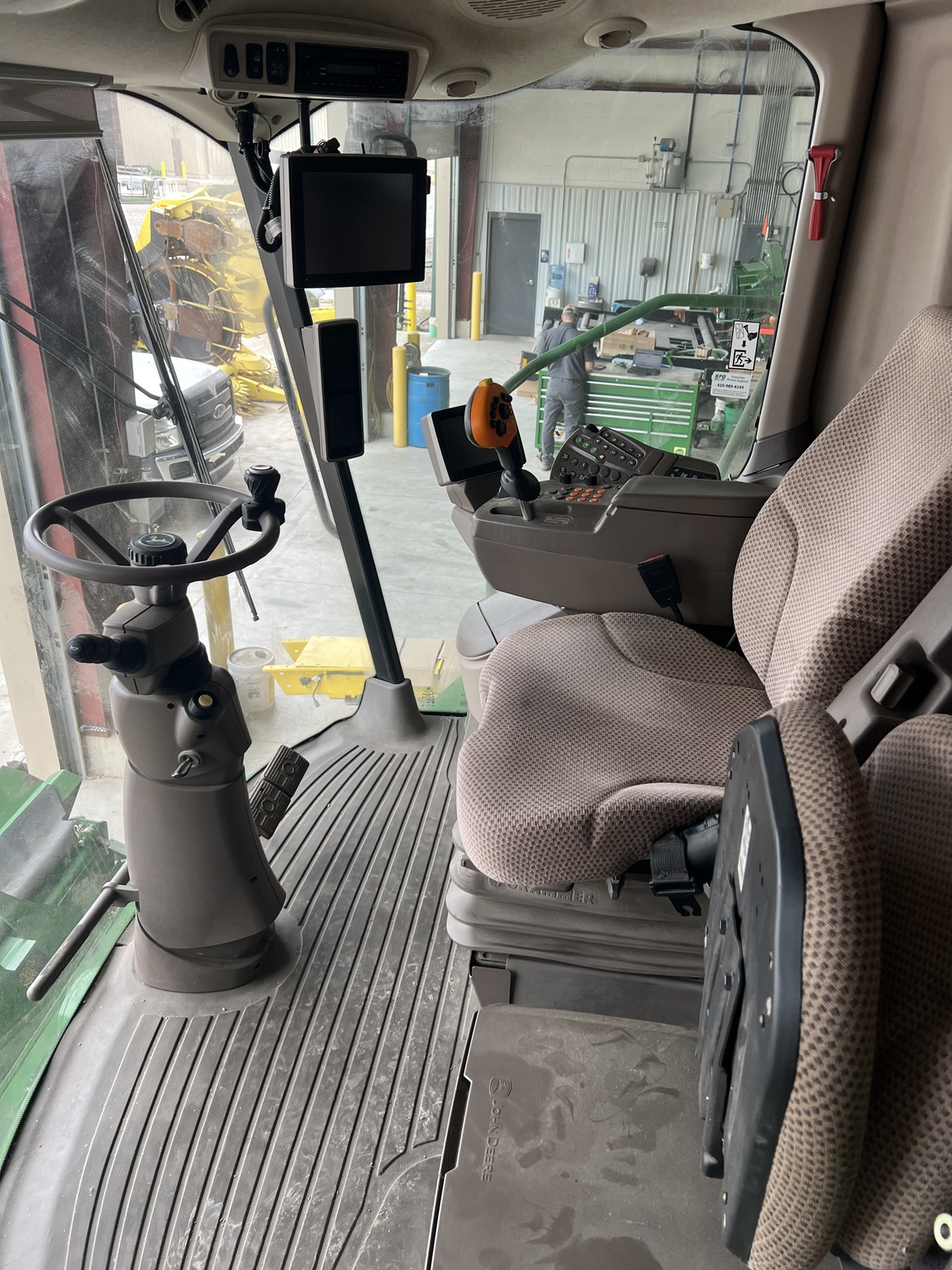 2014 John Deere S680 Image 4