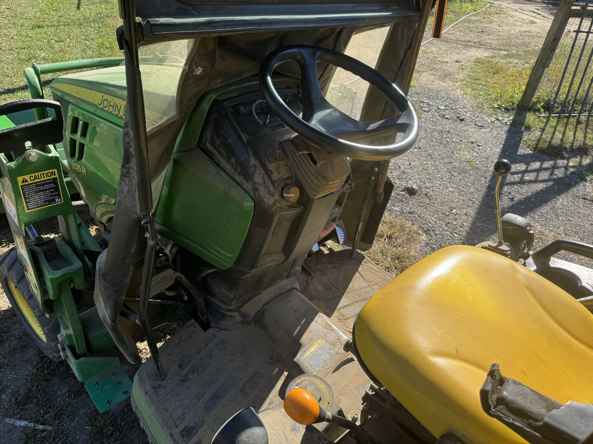 2014 John Deere 1025R Image 4
