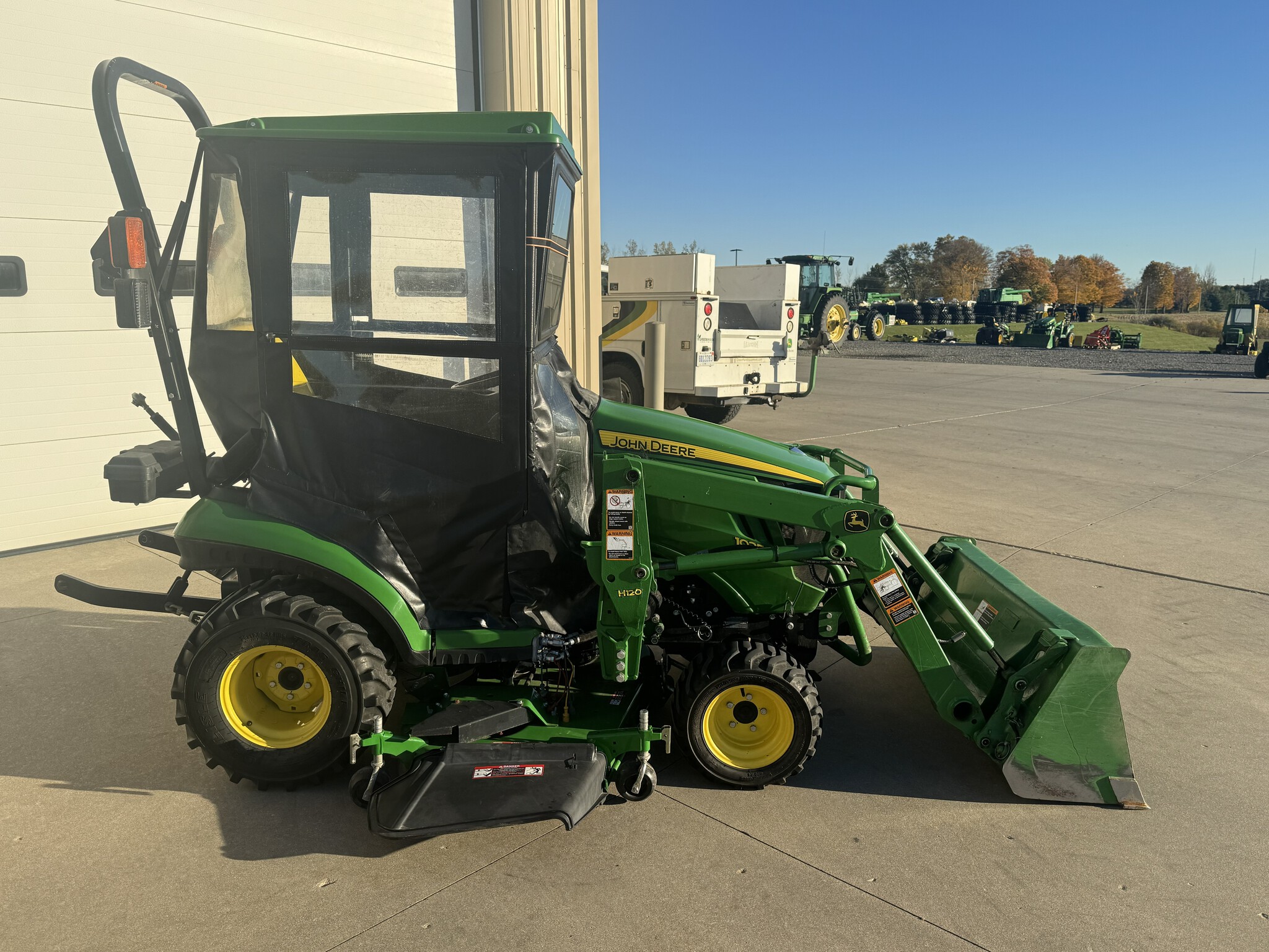 2014 John Deere 1025R Image 2