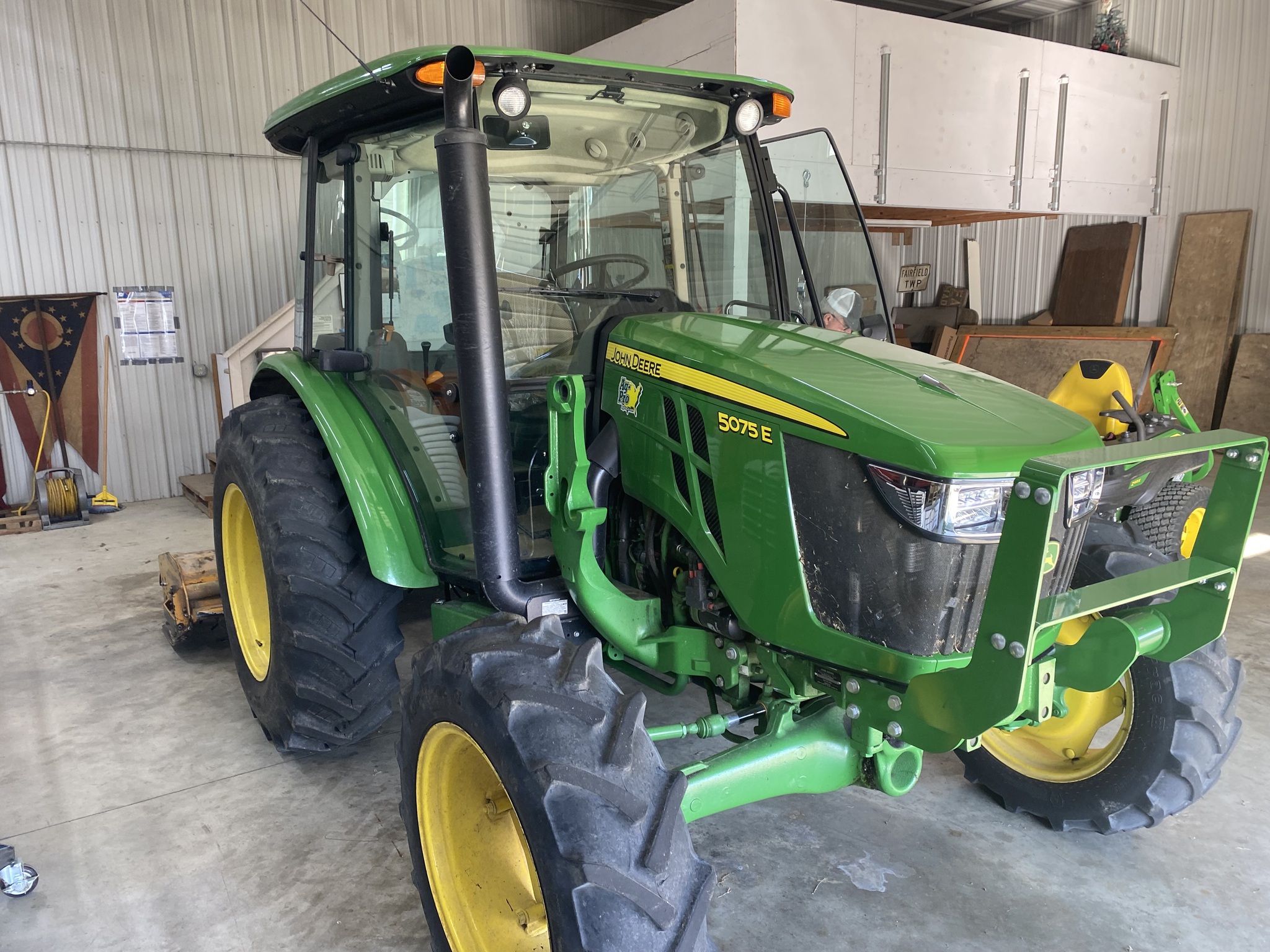 2023 John Deere 5075E Image 1