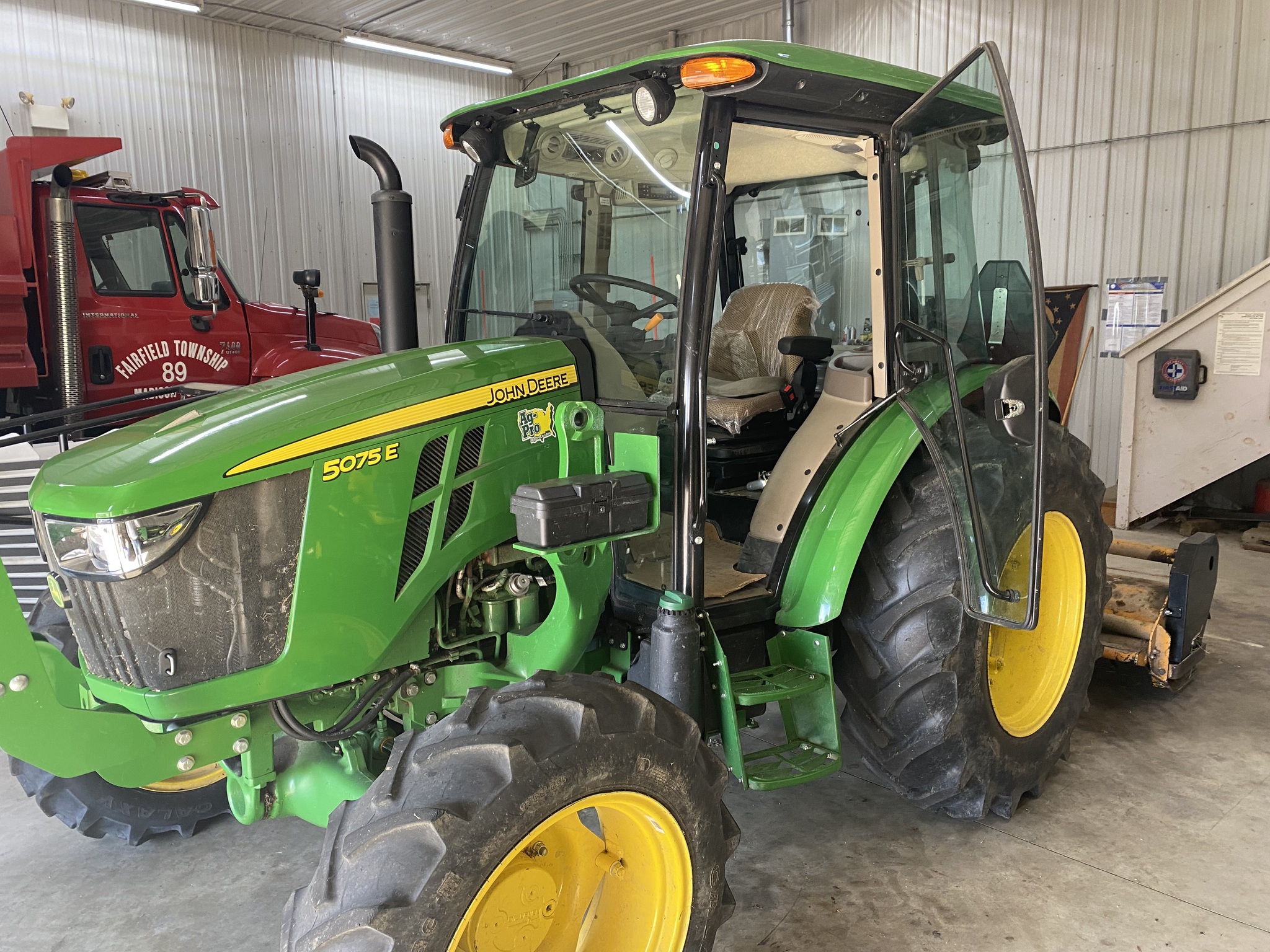 2023 John Deere 5075E Image 2