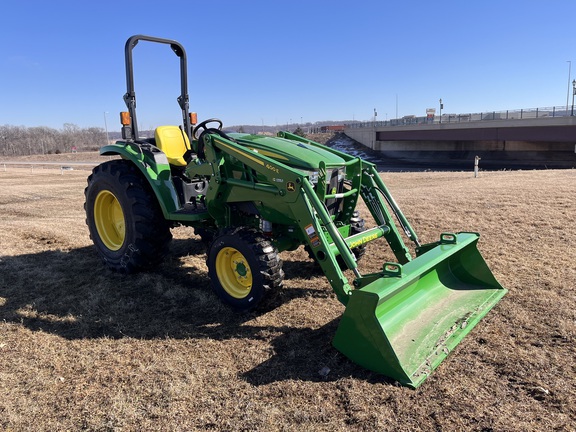 2025 John Deere 4044M - Photo4