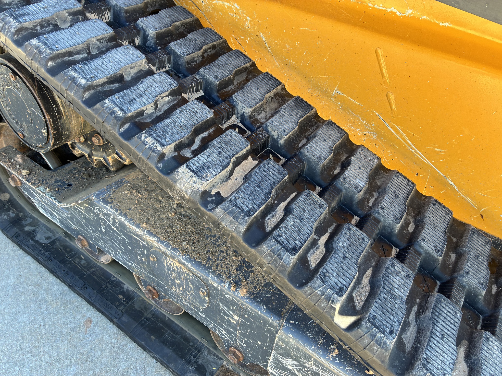 2020 John Deere 325G Image 9