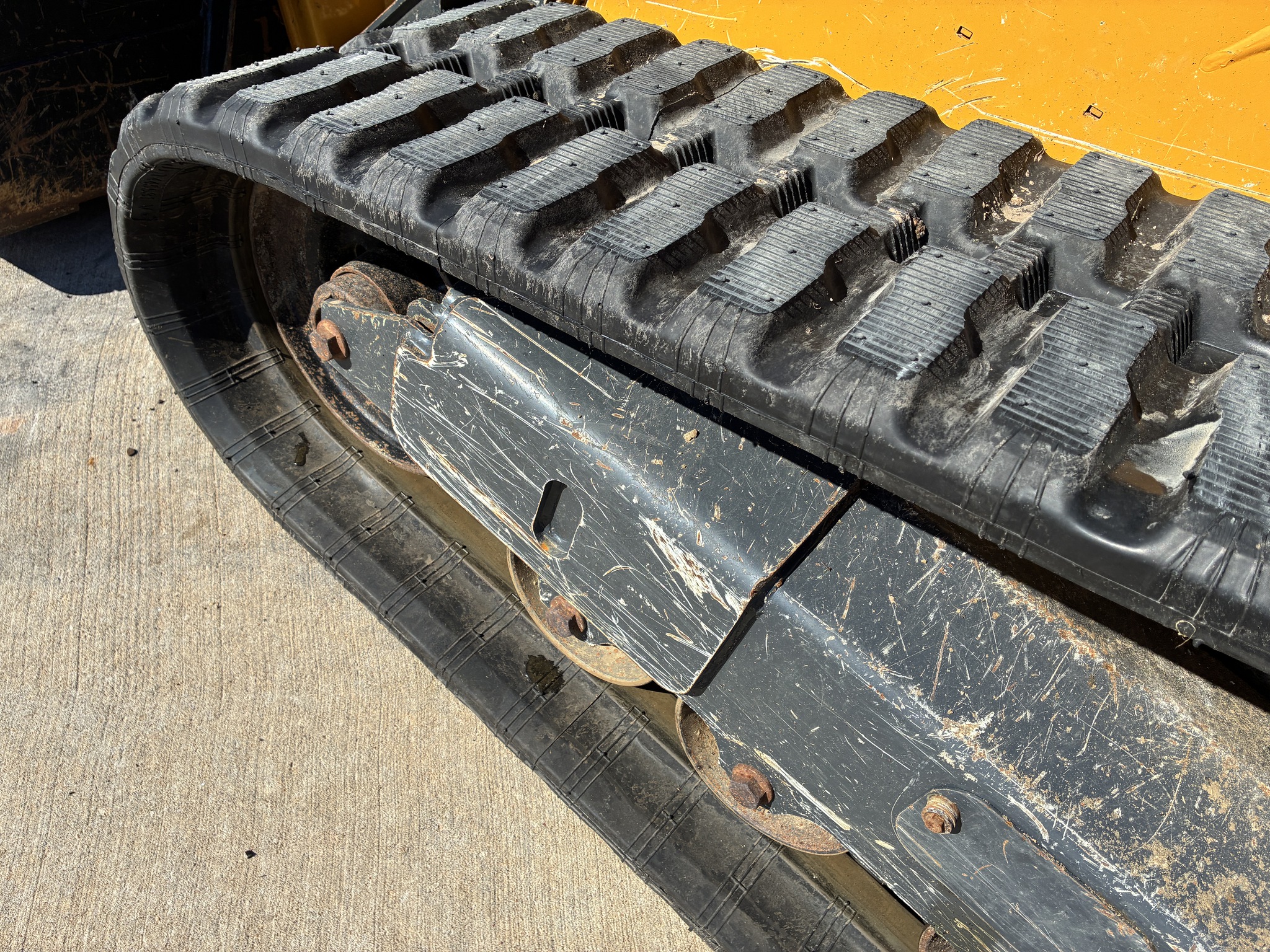 2020 John Deere 325G Image 10