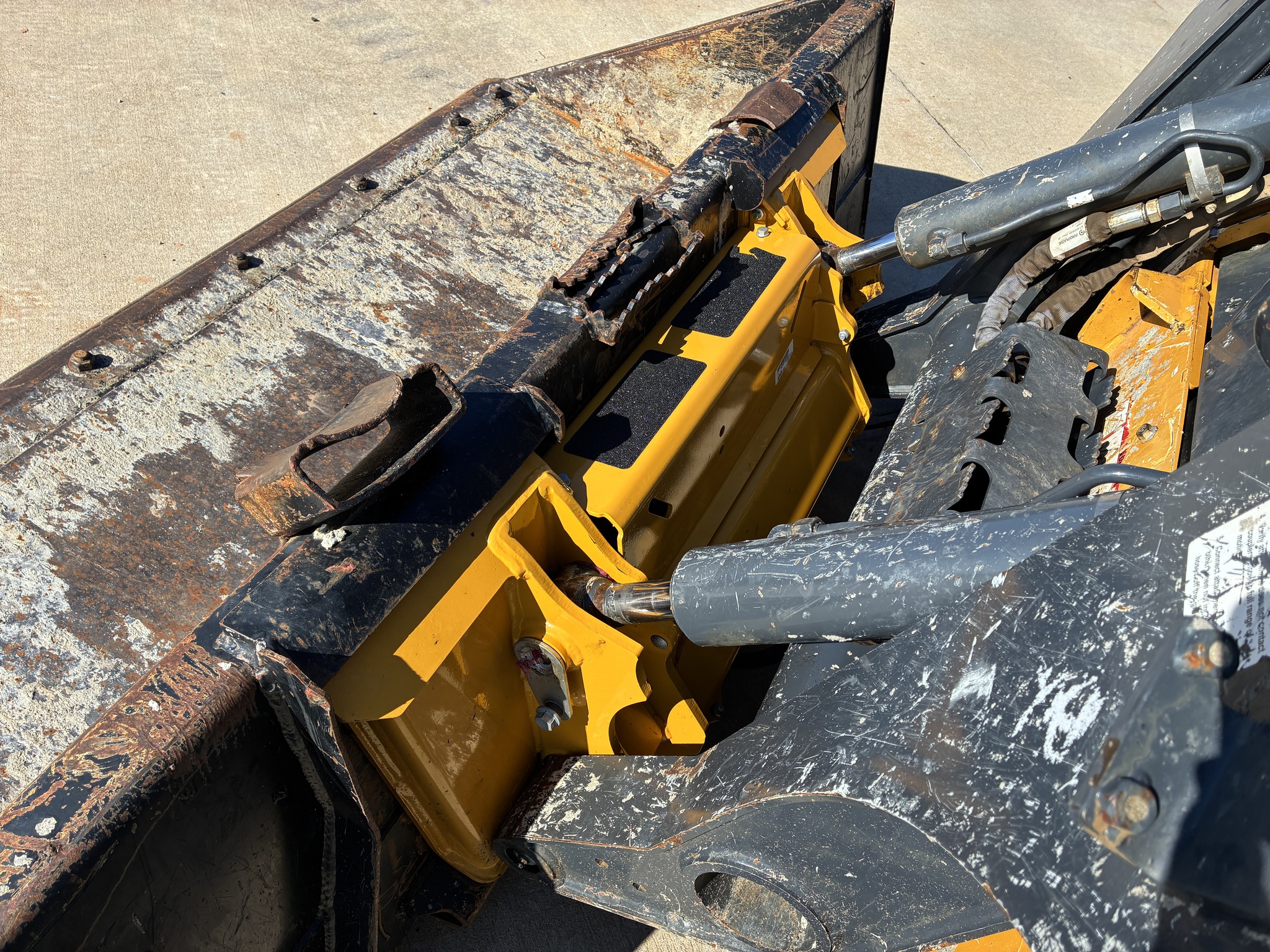 2020 John Deere 325G Image 12