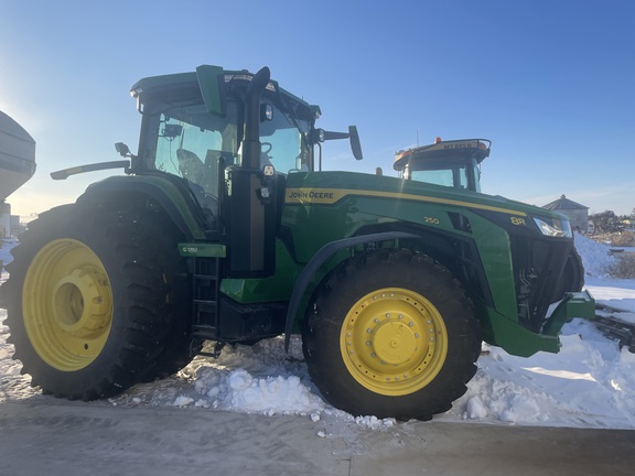 2025 John Deere 8R 250 - Photo13
