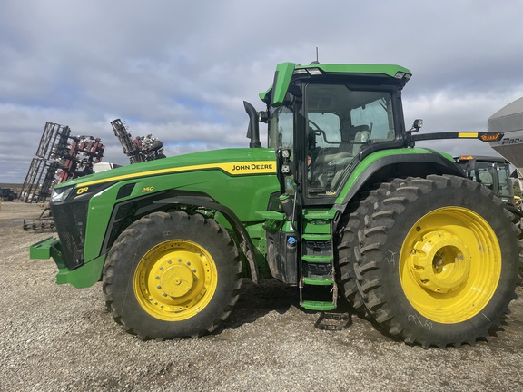 2025 John Deere 8R 250 - Photo2