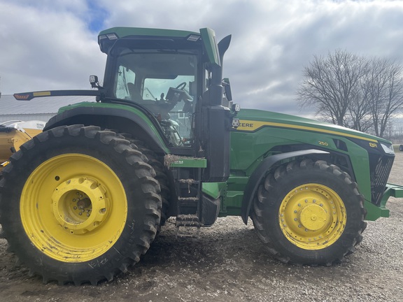  John Deere 8R 250