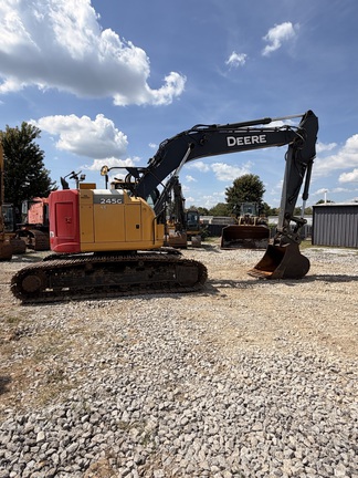 2020 John Deere 245G LC