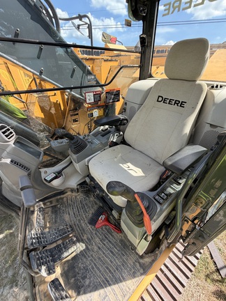2020 John Deere 245G LC