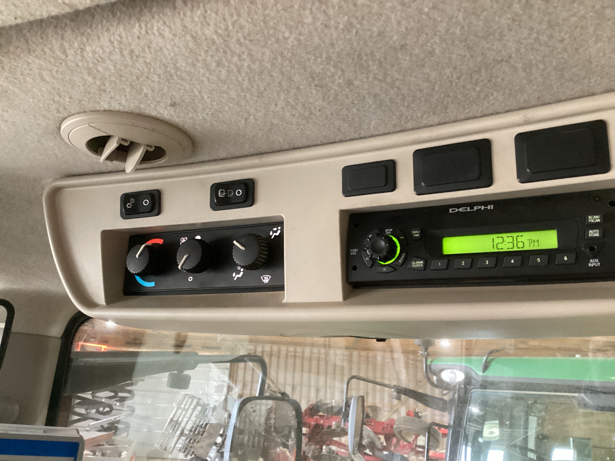 2011 John Deere 7215R Image 9