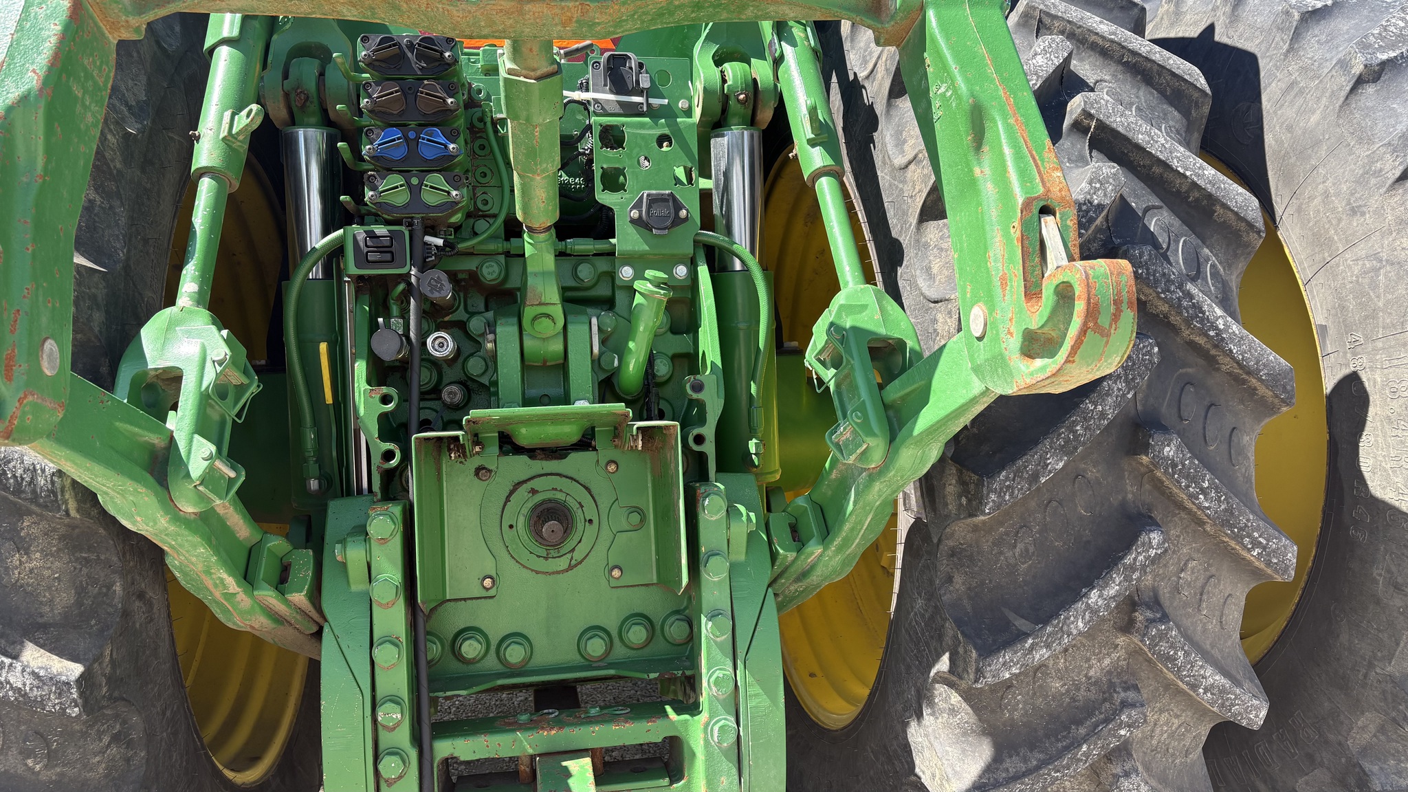 2011 John Deere 7215R Image 11