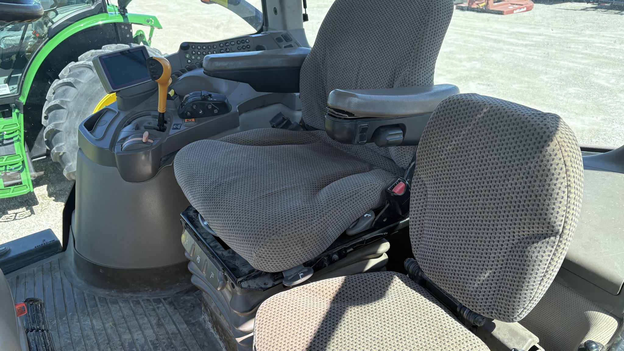 2011 John Deere 7215R Image 7