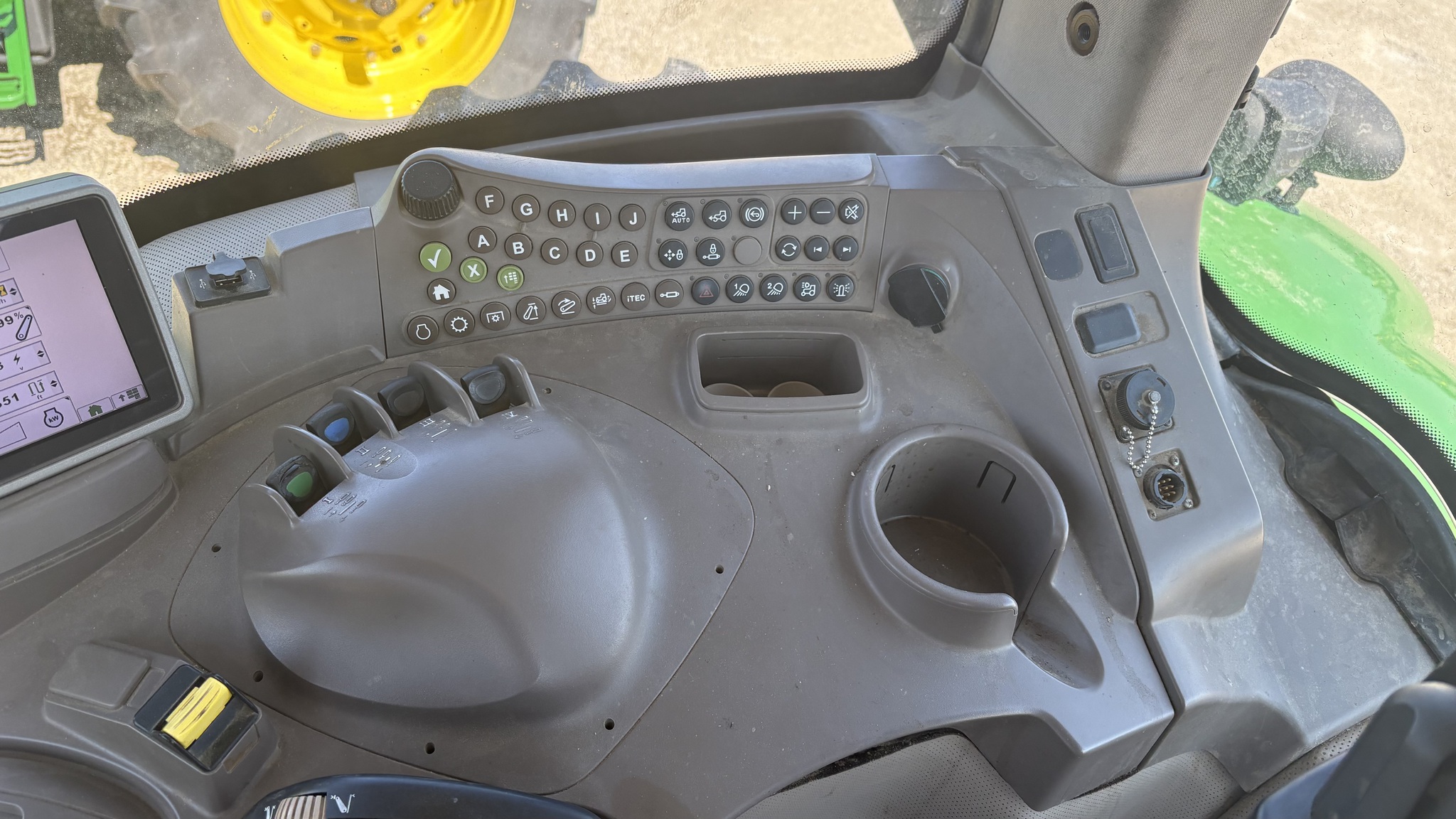 2011 John Deere 7215R Image 9