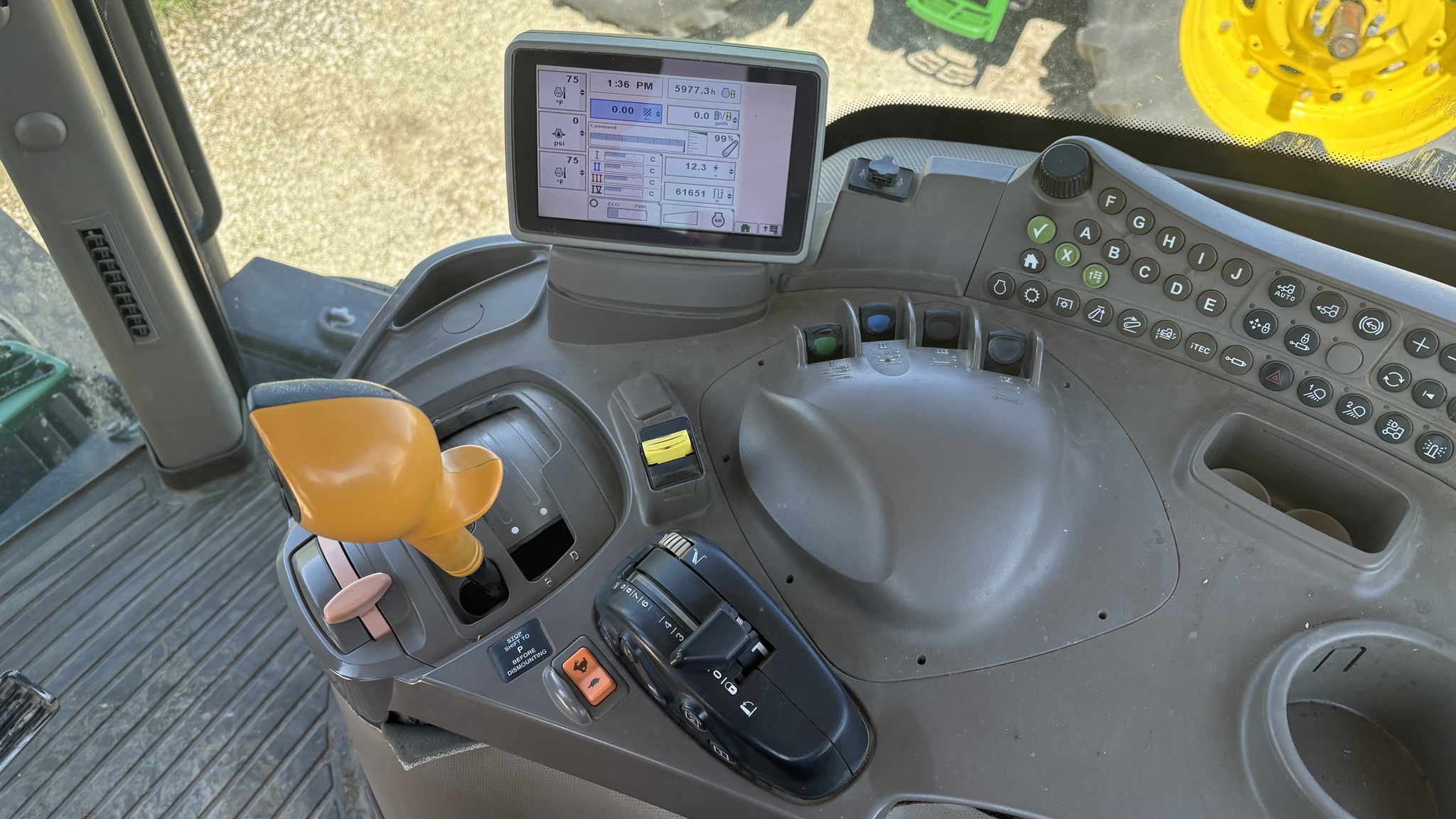 2011 John Deere 7215R Image 10