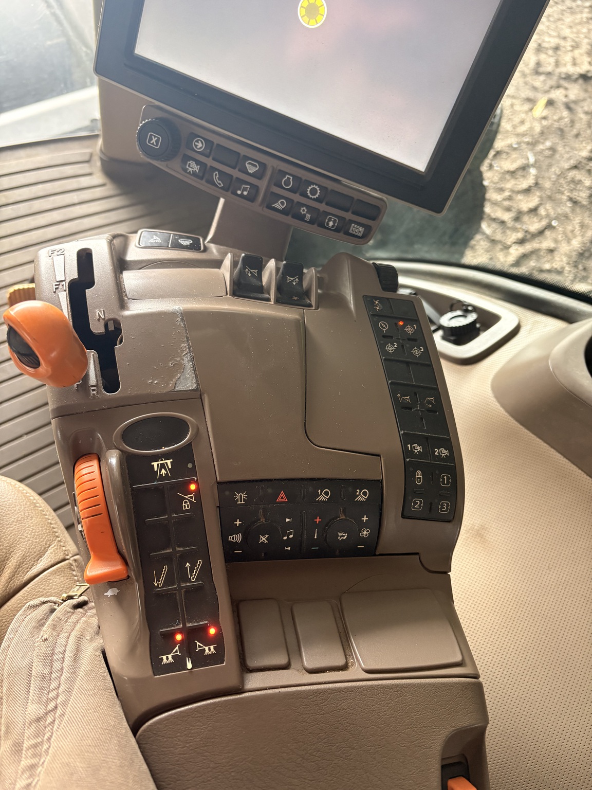 2018 John Deere F4365 Image 34