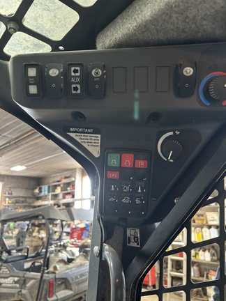 Used 2022 John Deere 331G Compact Track Loaders at Horizon Ag & Turf in Edmonton West, AB - Photo10