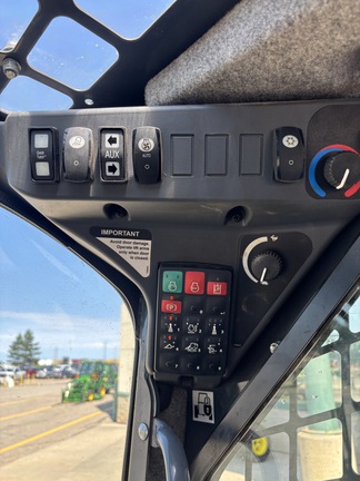 Used 2022 John Deere 331G Compact Track Loaders at Horizon Ag & Turf in Edmonton West, AB - Photo8