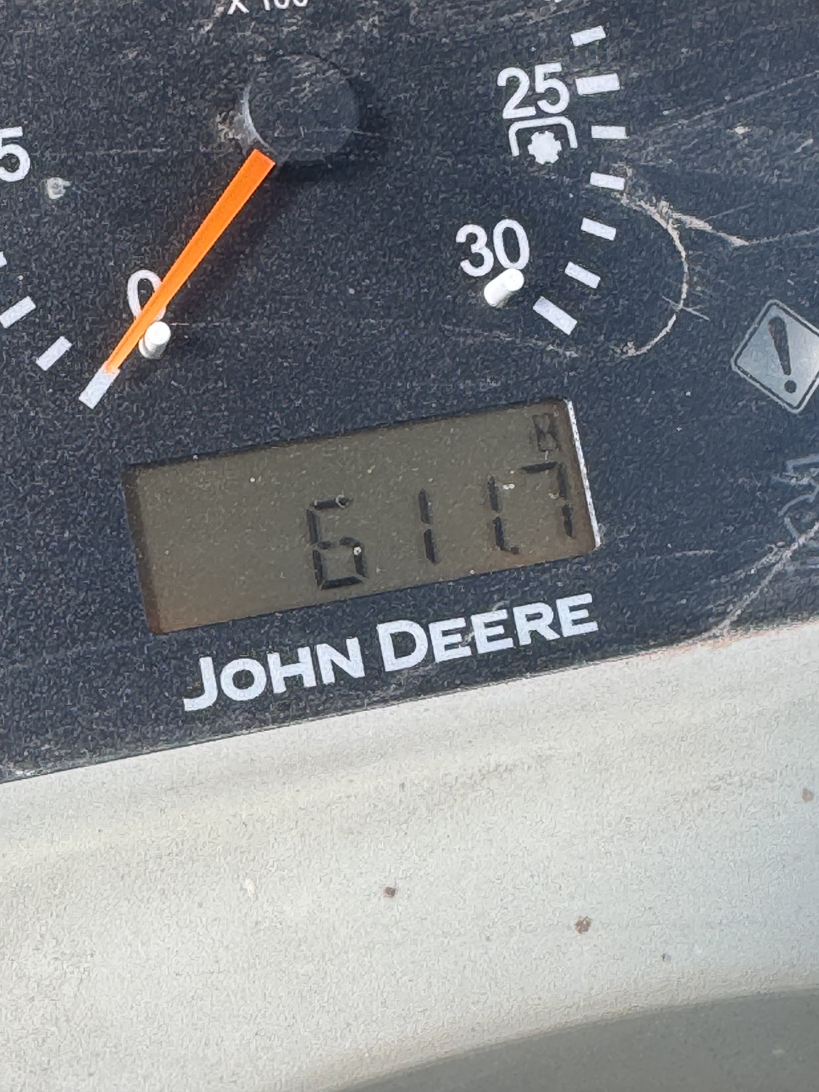 2013 John Deere 3320 Image 10