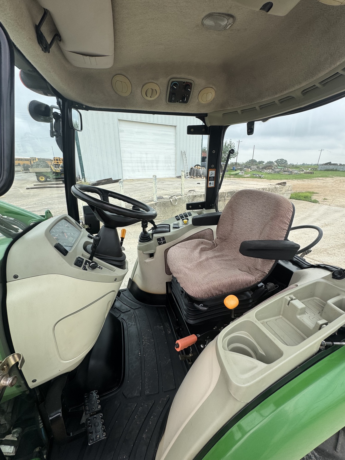 2013 John Deere 3320 Image 6