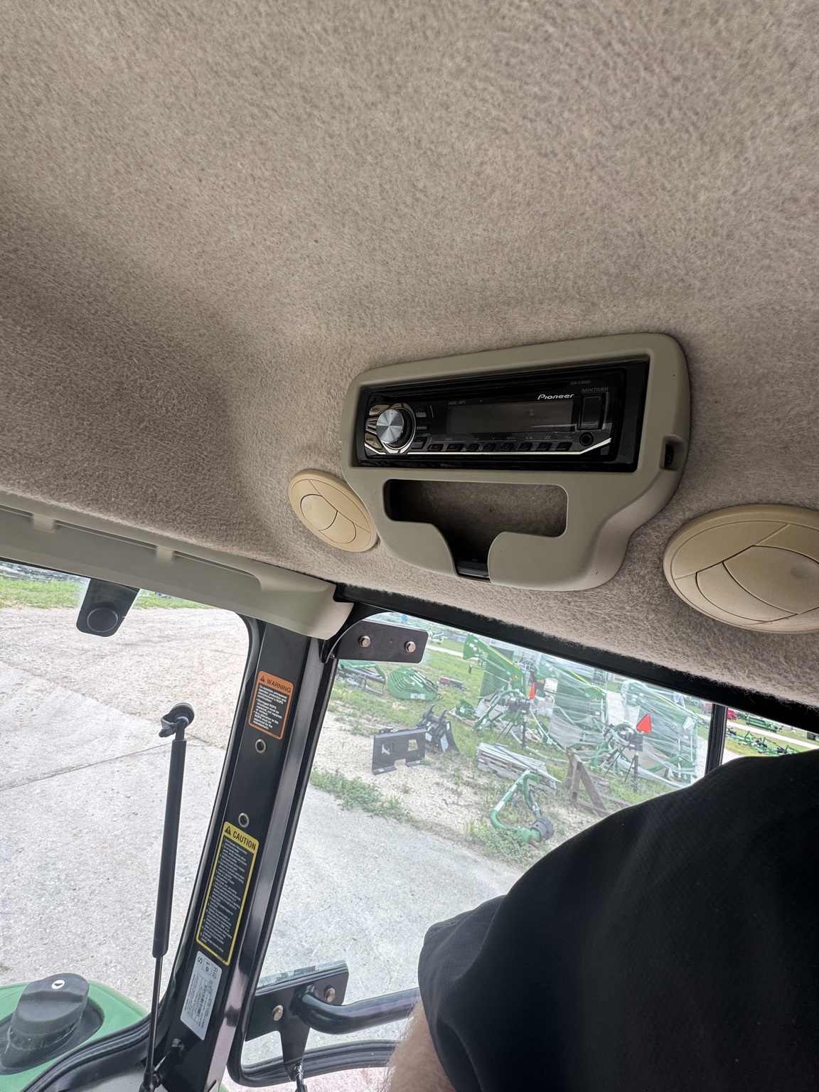 2013 John Deere 3320 Image 8