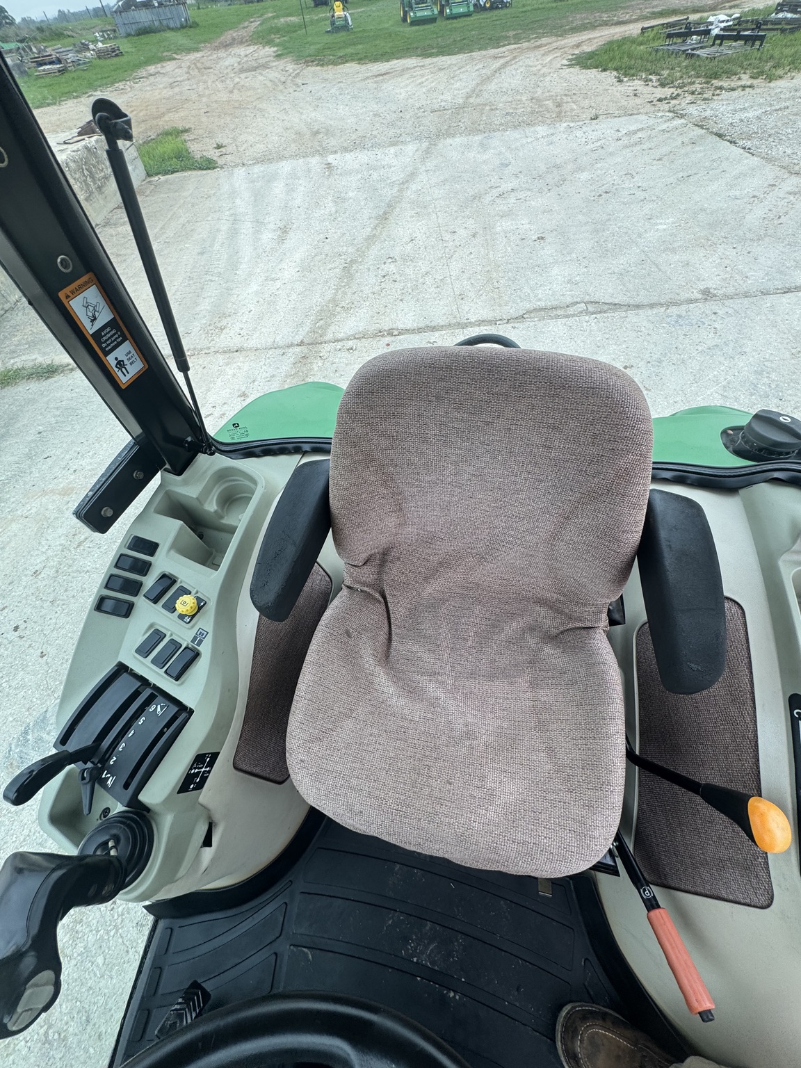 2013 John Deere 3320 Image 7