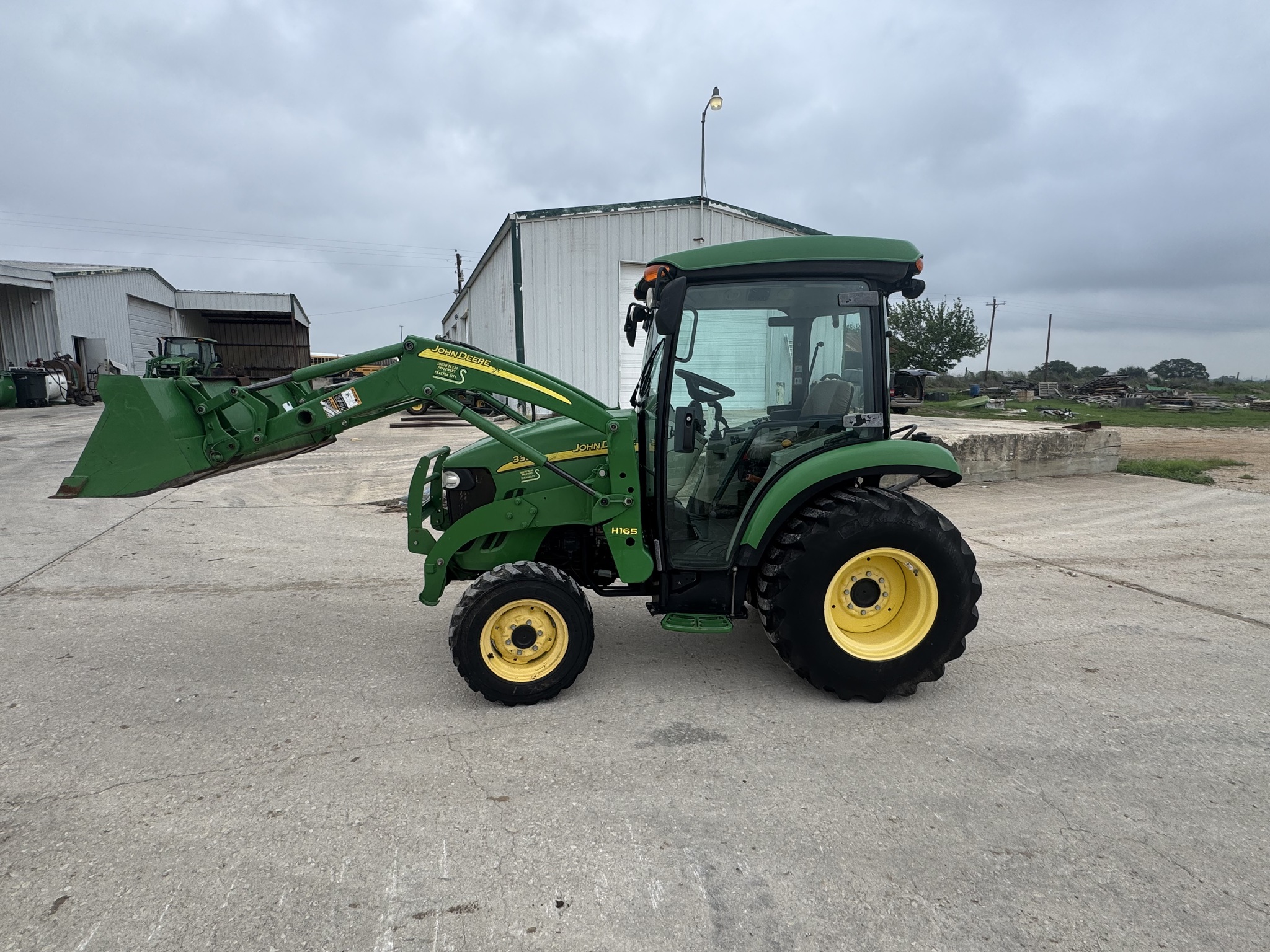 2013 John Deere 3320 Image 1