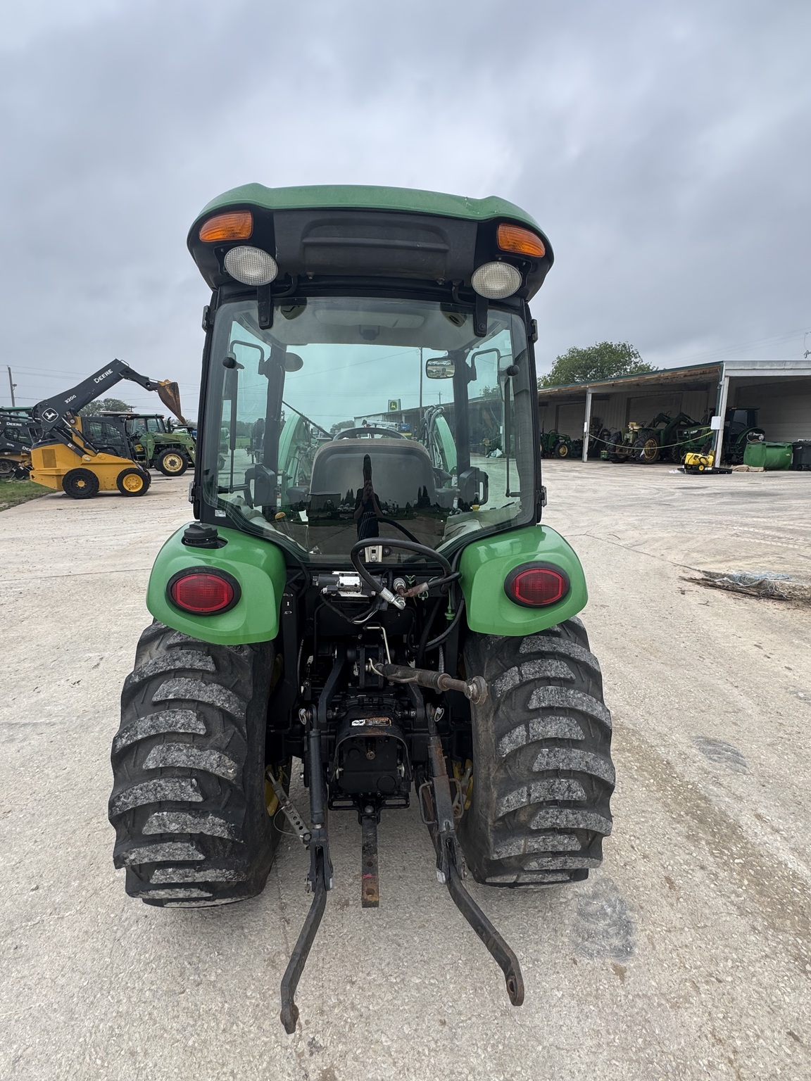 2013 John Deere 3320 Image 3