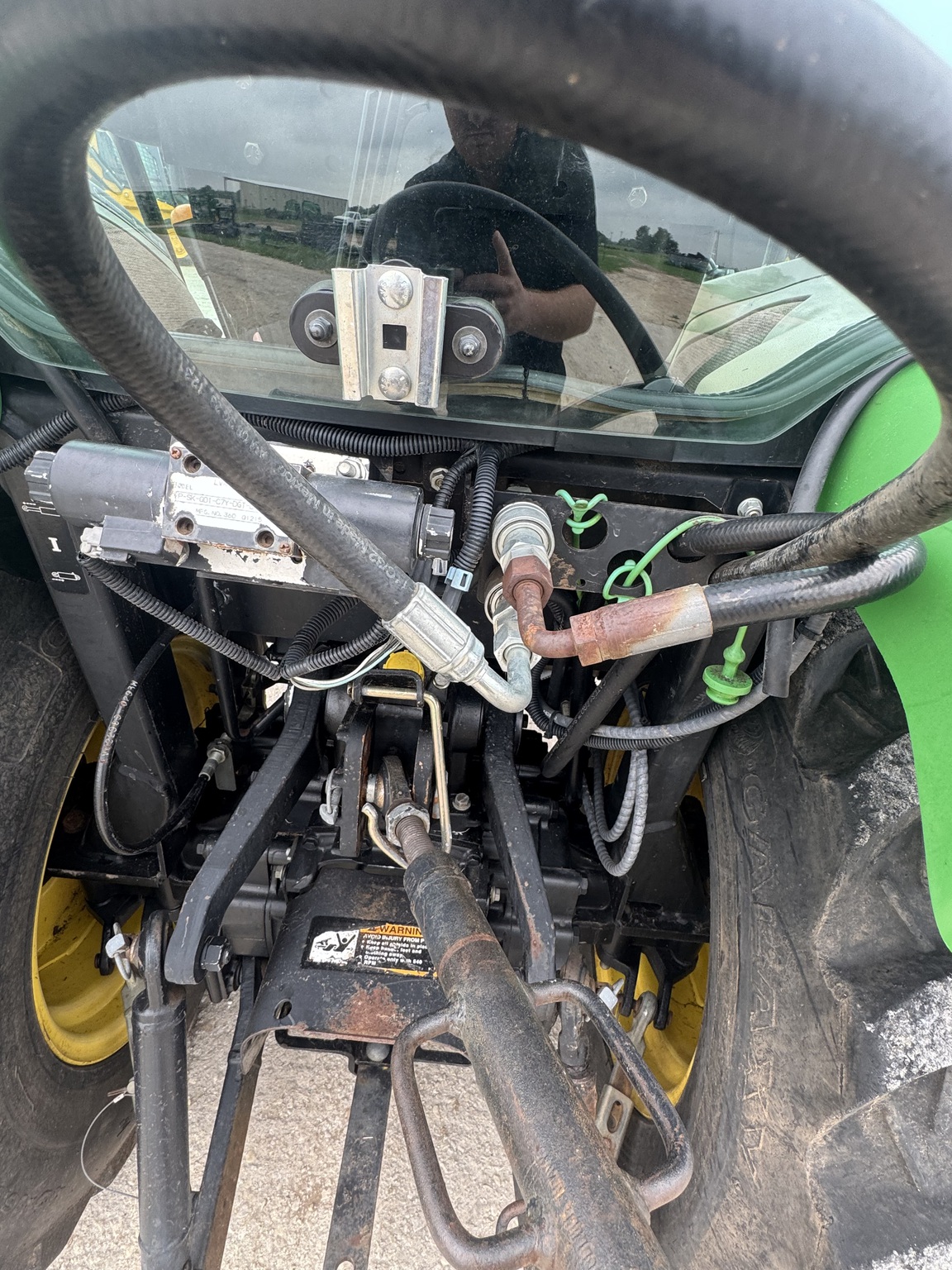 2013 John Deere 3320 Image 4